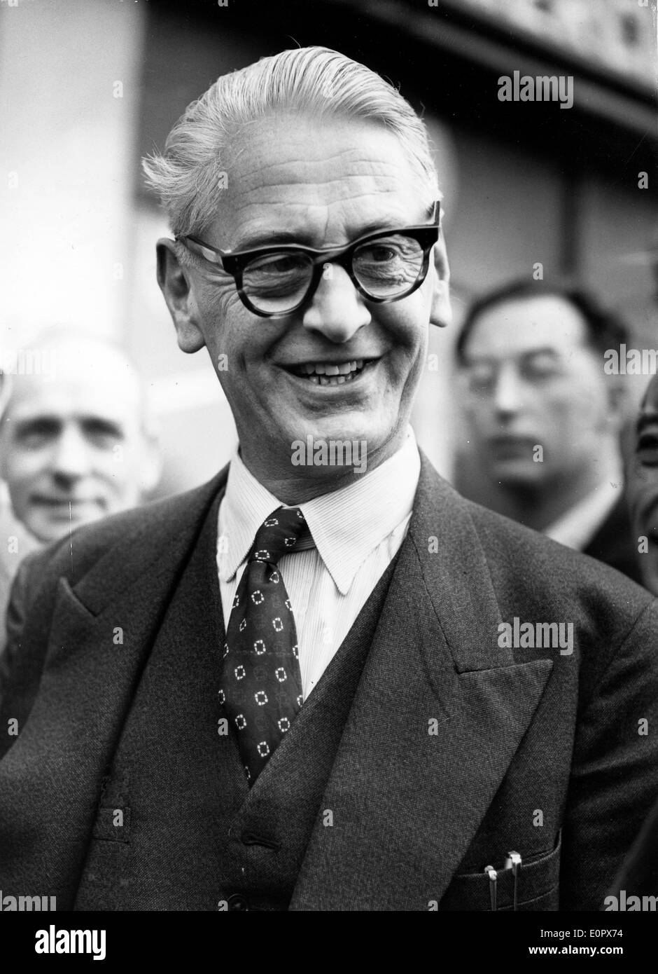 Apr 02, 1957 ; London, England, UK ; CLAUDE BERRIDGE des A.E.U. arrive pour la réunion à la tôle de Workers' Union. Banque D'Images