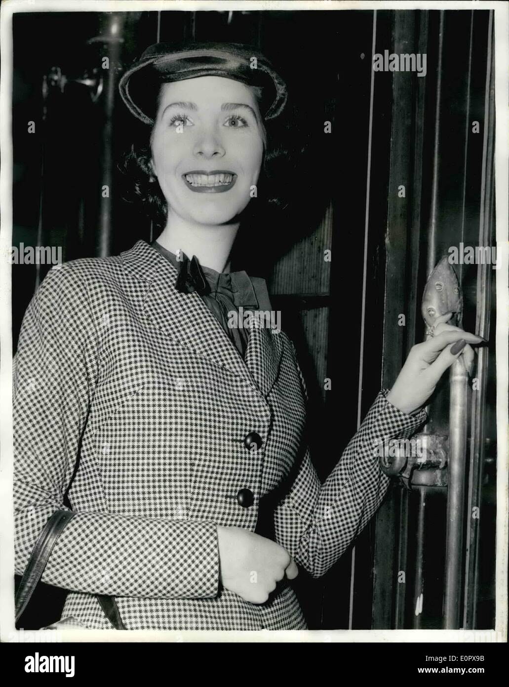 Avril 04, 1957 - Fille de night club patron part pour l'Amérique latine d'assigner jusqu'à reprocher à son mari. C'était un peu entre tiff Gaye Steinback, 23 ans, fille d'Astor night-club patron Berite, vert et son riche mari, imprimante américain qui a coûté un endroit frais 000 . Aujourd'hui, elle naviguait sur le Queen Mary pour patcher les choses avec son mari, Gaye a expliqué le problème quand elle a dit : "Nous nous sommes mariés il y a 15 mois et a la différence et je suis arrivé à la maison mère. Il y a six semaines, j'avais l'intention de demander le divorce Banque D'Images