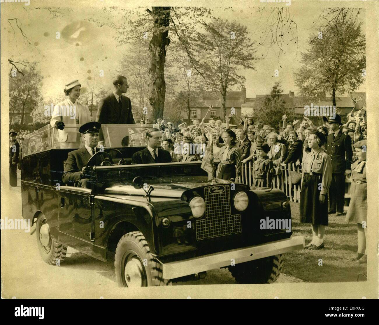 Avril 04, 1957 - La Reine et le duc d'Édimbourg commencent leur visite de 2 jours dans les Midlands de l'Ouest : La Reine et le duc d'Édimbourg arrivent à Worcester aujourd hui pour leur visite de deux jours dans les Midlands de l'Ouest. Les événements d'aujourd'hui les prendre à cinq quartiers. Photo montre la reine accompagnée du duc d'Édimbourg prendre un lecteur série Mary Stevens Park dans un Landrover lors de sa tournée de Loire-atlantique aujourd'hui. Banque D'Images