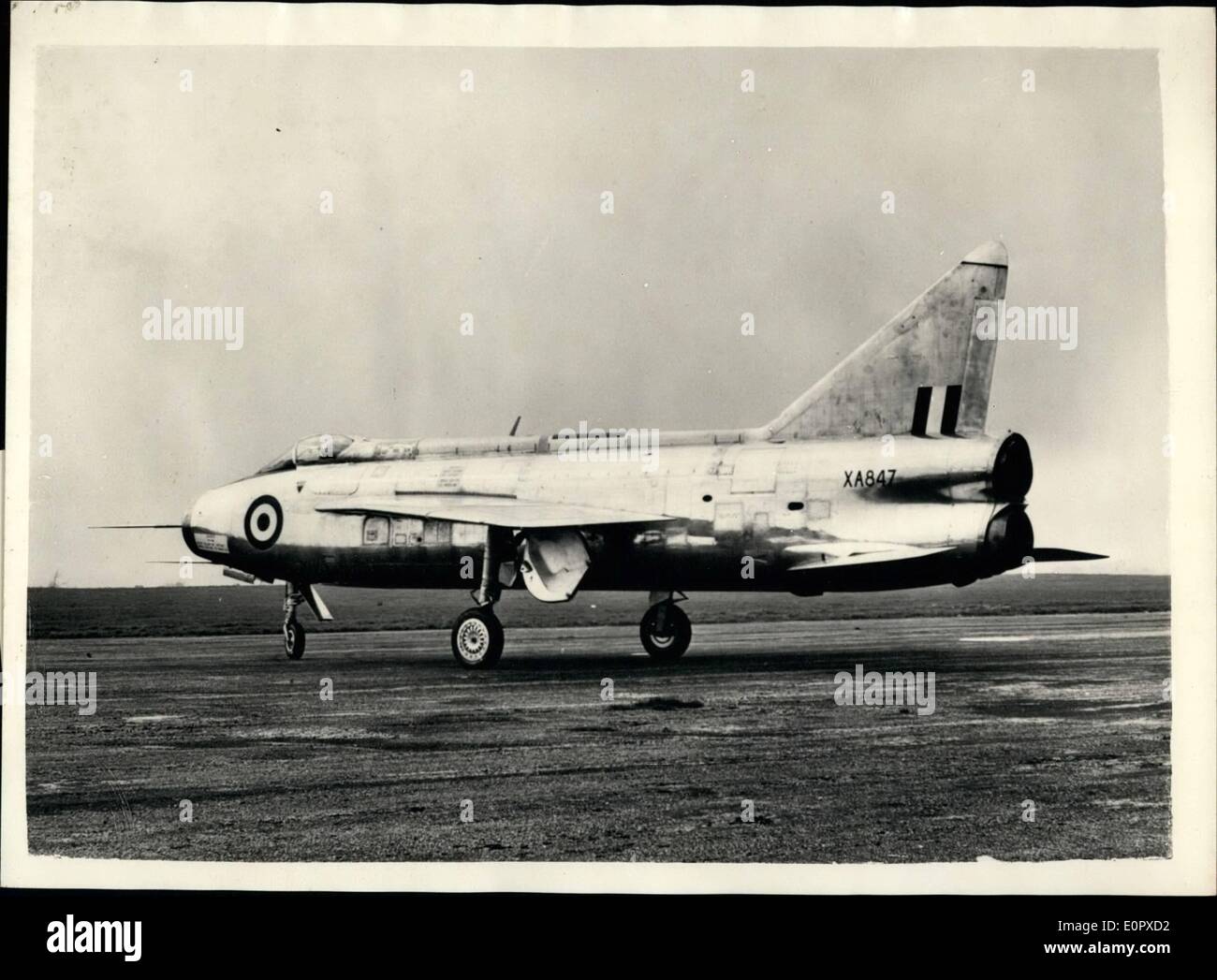 Avril 04, 1957 - English Electric P.1B. a vol inaugural. Le premier English Electric P.1B entièrement supersonic twin jet fighter a effectué son premier vol aujourd'hui à Warton aerodome, Lancashire. Le commandant de l'escadre, R.P. Beamont.chef pilote de test de English Electric , était aux commandes. Un ordre de production pour le P. 1B a été placé par le ministère de l'approvisionnement , et il ne sera, en temps voulu, allez dans l'auberge avec le Fighter Command de la Royal Air Force en tant que toutes les conditions météorologiques, jour et chasseur de nuit . Les travaux de conception du P.1B a été faite par une équipe dirigée par M.F.W Page, Ingénieur en chef de l'English Electric Aircraft Division Banque D'Images