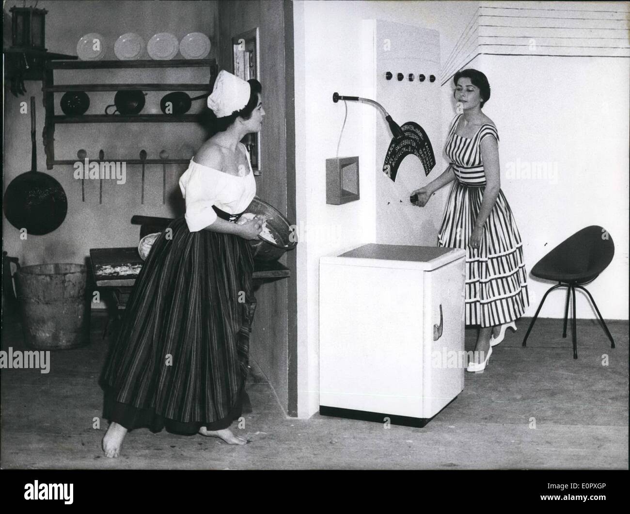 Avril 04, 1957 - Qu'est-ce que vous la cuisine ? : une femme du 17 siècle, est à la recherche dans les pots d'une femme de demain. Elle ne trouve pas de pots, seulement un grand scala sur laquelle chacun peut régler plusieurs dishs. La cuisine est à contrôler par un téléviseur-eye. Ces deux modèles de-cuisines sont à voir sur l'exposition ''Heim und Technik '' , qui sera ouverte le 12 avril à Munich Banque D'Images