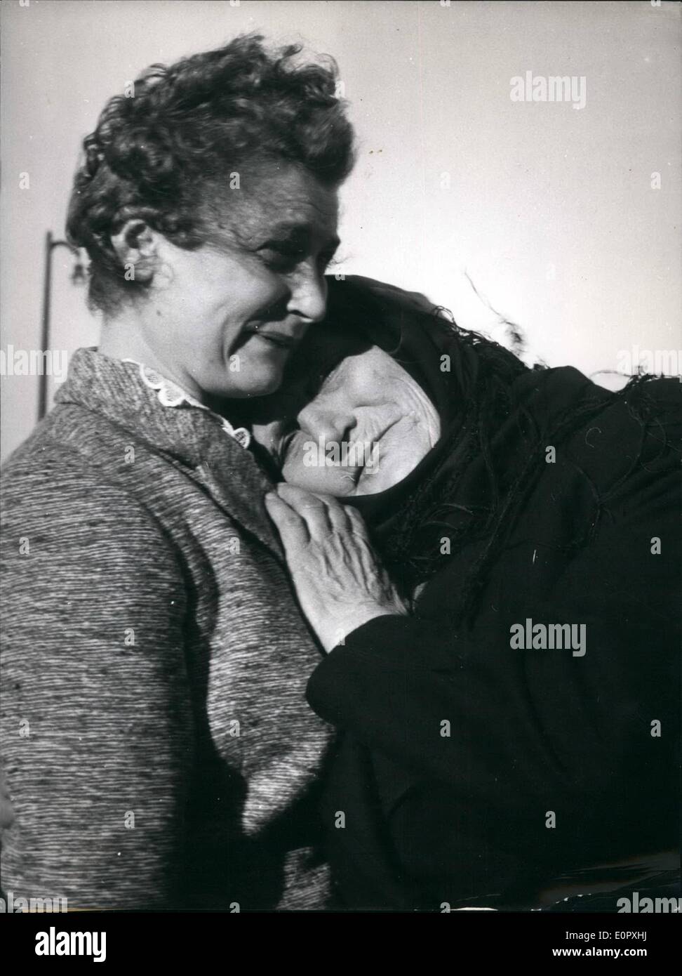 Avril 04, 1957 - à partir de la Camp de Karaganda - Sibiria, où elle vivait après l'expulsion vers la Russie en 1945 est arrivée sur l'aéroport Hambourg Magdalena Bamesberger vendredi. Sa fille, Mme Juergens, de Montigny a été très heureux de voir sa mère dans la liberté. Banque D'Images