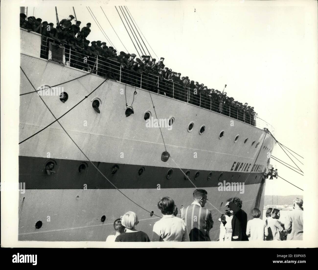 Jun. 06, 1957 Grippe - avec des navires militaires britanniques et des familles à bord est mise en quarantaine à Durban. : 18 036 tonnes l'Empire britannique, à bord d'Orwell qui est sur son chemin à la Grande-Bretagne avec 2 000 hommes et 250 femmes et enfants, sont arrivés à Durban et a été placé sous quarantaine stricte parce qu'il y a plusieurs cas de grippe asiatique à bord. Photo montre des hommes de l'15/19 Hussars, qui sont sur le chemin du retour après plusieurs années en Malaisie, du navire de ligne et regarder les rails de l'activité sur le quai à Durban Banque D'Images