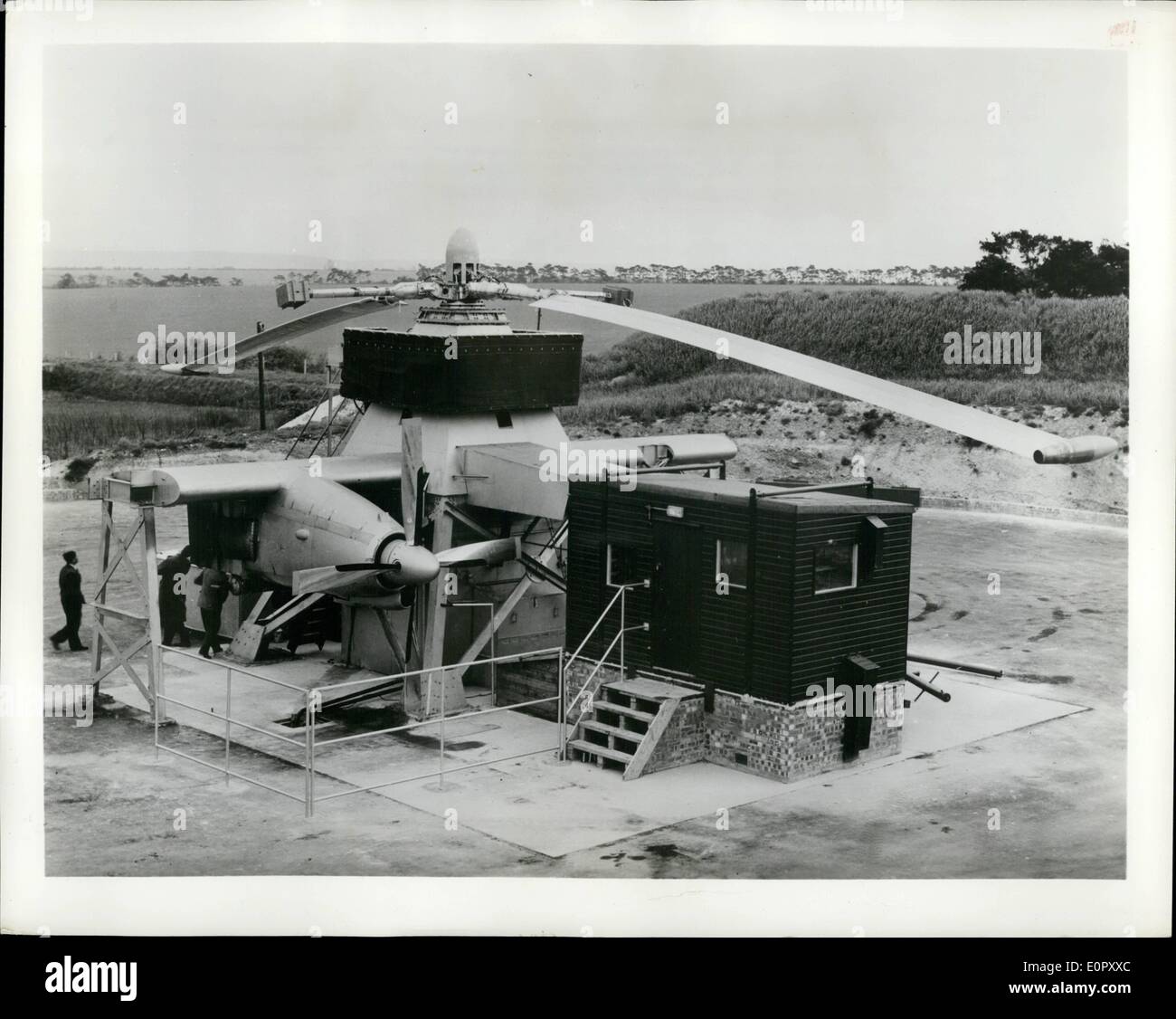 Jun. 06, 1957 Jet-Tip - Turbo-Prop hélicoptère, à tester : Avec les moteurs  turbo-propulseurs fusée sur l'avant et ailes fournissant la propulsion avec  jets à pression à l'extrémité des pales du rotor