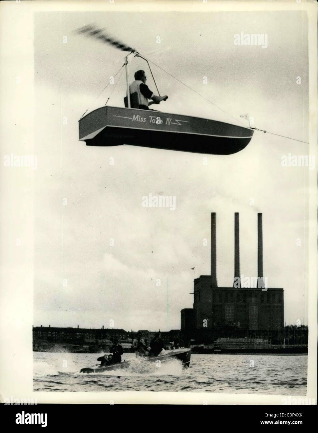 Juin 08, 1957 - L'hélicoptère bateau ? M. Bent Stig Moller, de Copenhague, a récemment fait une première sortie réussie dans son nouveau rotorglider, un petit bateau à 7 mètres de large qui prend la battre en l'air comme un hélicoptère. Cette rotorglider est le deuxième à être construit en Europe, la première étant construit en Suisse. Montre Photo : M. Bent Stig Moller, qui est également un expert du ski nautique, vu dans son rotorglider sur le port de Copenhague. Keystone Banque D'Images