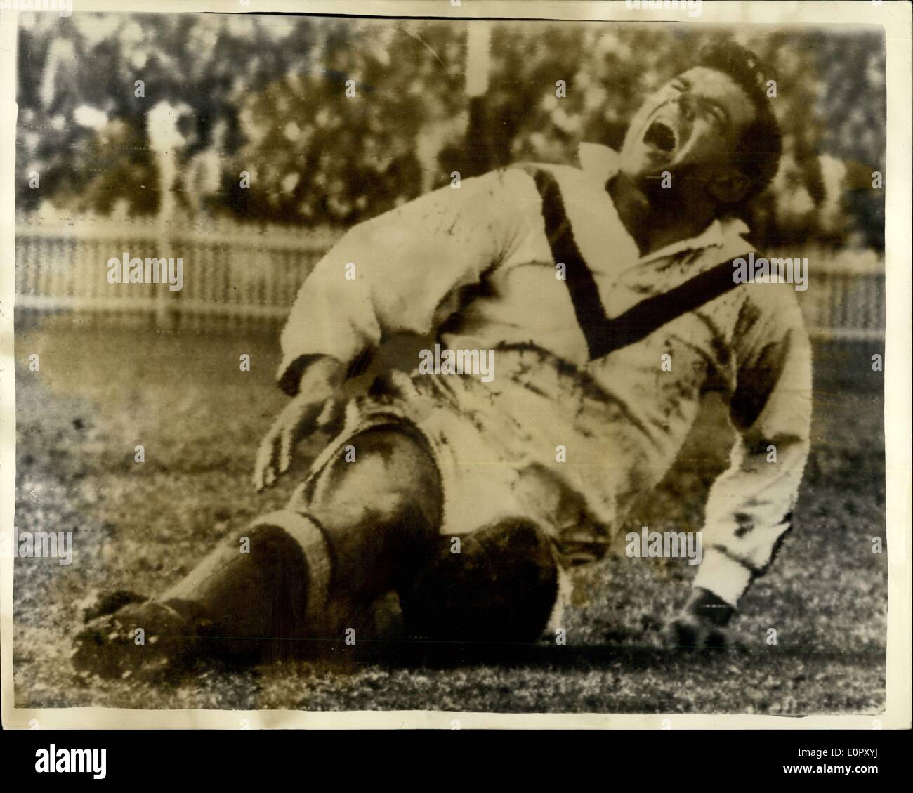 Juin 17, 1957 - l'Agonie de Davies - et les Britanniques XIII... L'Angleterre battue par l'Australie en série mondiale.. Les Britanniques XIII - les titulaires -ont été battus 31 à 6 par l'Australie dans le monde entier Rugby League Cup Series à Sydney, Australie aujourd'hui.. L'Australie a remporté leurs deux matchs dans la série actuelle. Photo : A. Davies les trois quarts de l'agence britannique enregistre sur son visage lorsqu'il a reçu des blessures en début de match à Sydney aujourd'hui. Banque D'Images