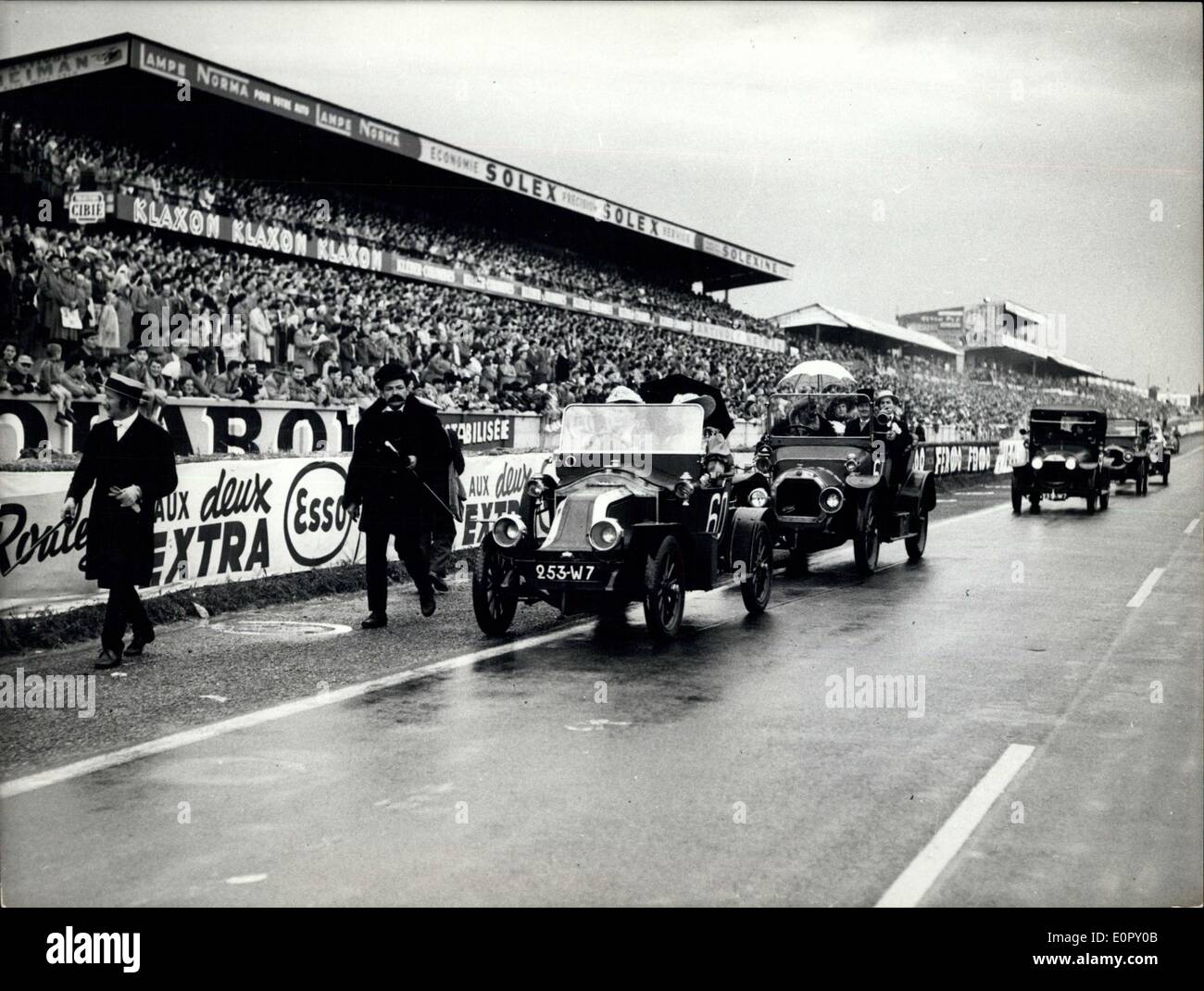Juin 22, 1957 - 24h du Mans avant la course de 24 heures, voitures anciennes datant du début du siècle, sont vus paradant jours Banque D'Images