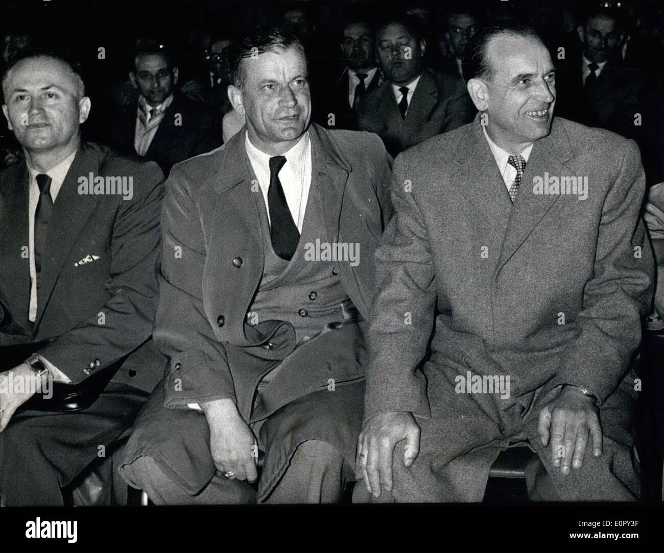 05 mai 1957 - Le seul témoin dans le procès Roehm : qui a déclaré le 15 mai 1957 à l'avant o le jury à Munich qu'il avait connu Lippert de Ratisbonne, où ils avaient tous deux été membres de la police du pays, a été Alfons Kaindl âgé de 47 ans (à droite)., Kaindl a déclaré que la Déclaration de Lipper sur la position pendant le tournage de Roehm étaient fausses. Il s'était tenu dans un endroit différent. Sur la photo, de gauche à droite : - le témoin Gustav Seibold (Gustav Seibold) Otto (OTTO Hofbauer HOFBAUER) (43) et Alfons Kaindl (47) Banque D'Images