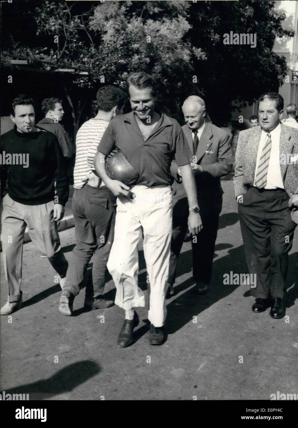 Mai 05, 1957 - Grand Prix de Monaco ; Photo montre Collins marcher jusqu'à son stand après que sa voiture a frappé un obstacle lors de courses par Monaco jetées au cours des essais cliniques d'hier. Banque D'Images