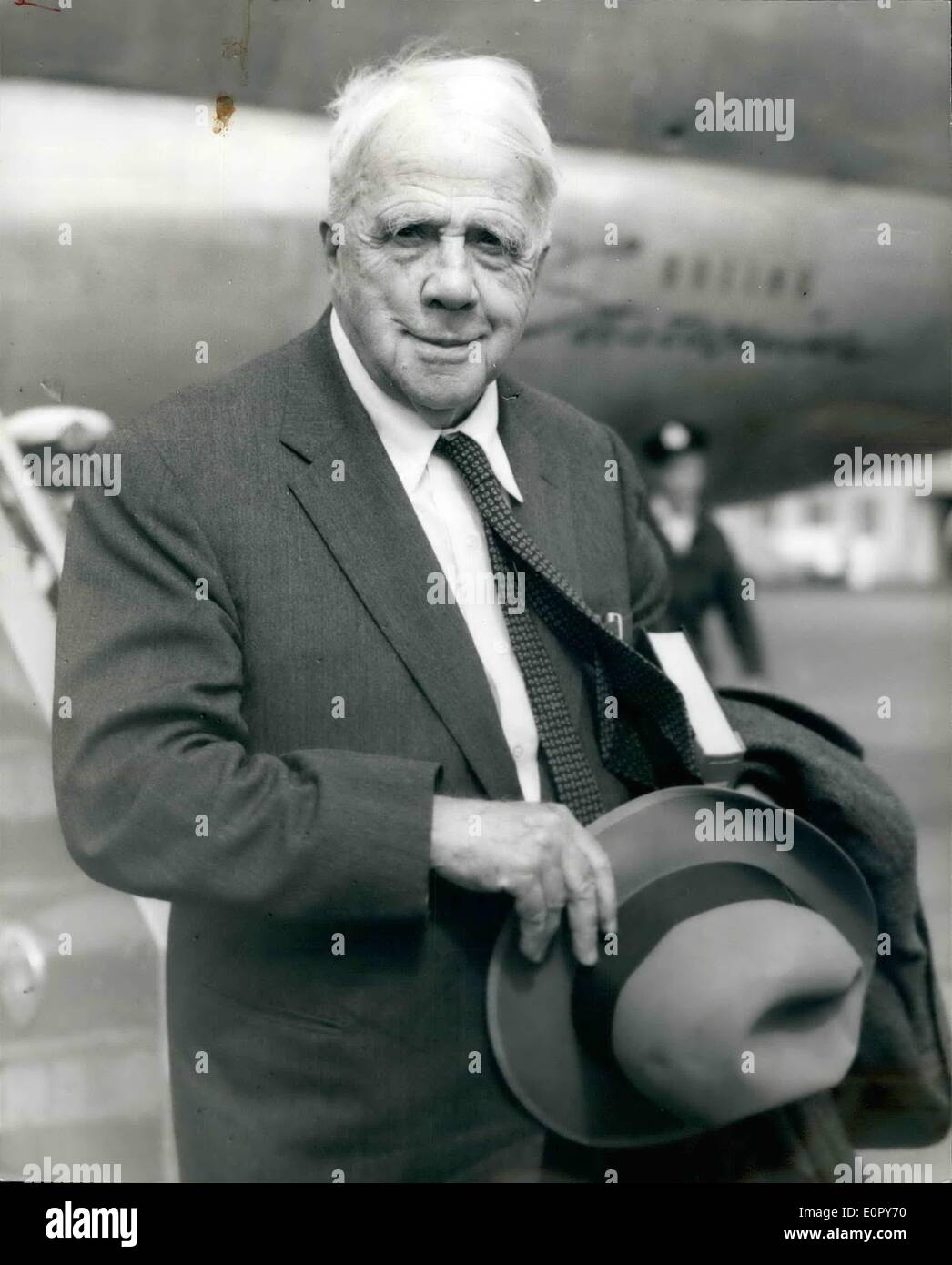 05 mai 1957 - Robert Frost arrive : l'un des plus grands postes, 83 ans, Robert Frost, est arrivé à l'aéroport de Londres aujourd'hui. Il est ici pour recevoir des diplômes honorifiques à Oxford et Cambridge, et donner des lectures de poésie dans les universités britanniques. Photo : Keystone montre- M. Robert Frost vu après son arrivée à l'aéroport de Londres à partir de New York aujourd'hui. Banque D'Images