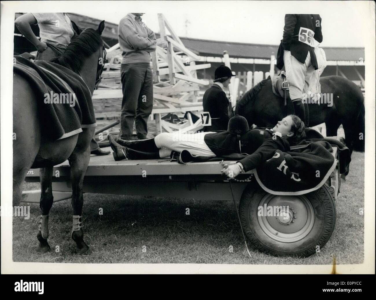 Juillet 07, 1957 - L'ouverture de l'International Horse Show. Smytme Pat prend-il facile. Photo montre Mlle Pat Smythe se détend entre jump - dans le sentier de Londres - à l'ouverture de l'International Horse Show à White City ce matin. Banque D'Images