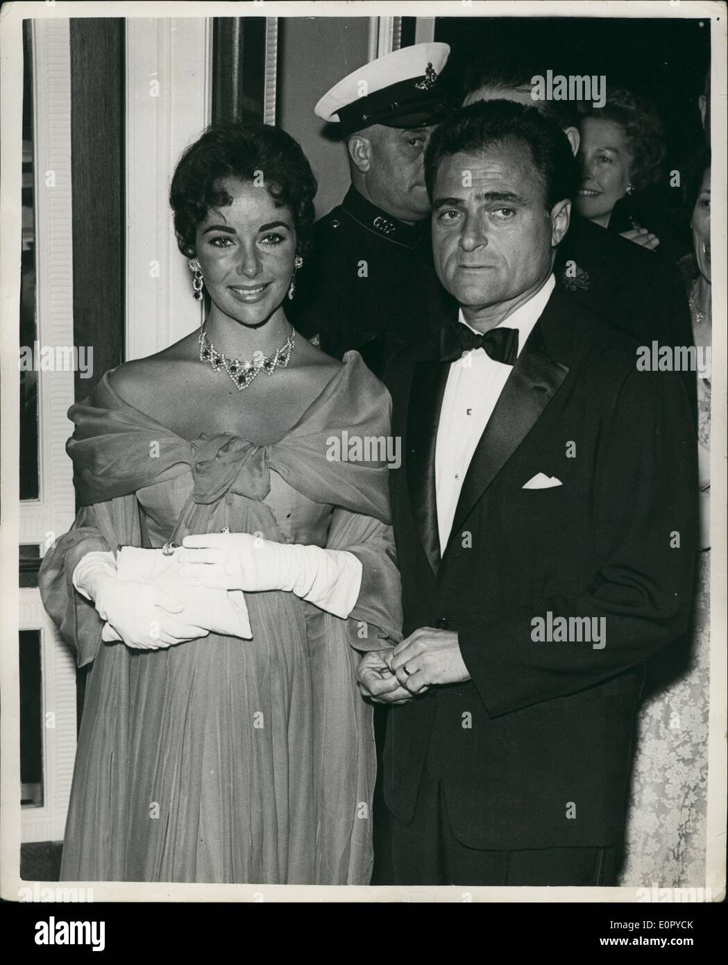 Juillet 07, 1957 - Première mondiale de ''Le Tour du monde en 80 jours'' : la fabuleuse partie accordée à Londres la nuit dernière par showman américain, Banque D'Images