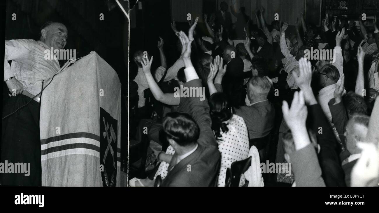 Juillet 07, 1957 - Le Dr Otto Strasser a ouvert ses portes à Hambourg le 6 juillet sa première démonstration de son nouveau parti ''German Sozial Partie''. Photo de gauche montre le Dr Otto Strasser, le droit des gens de donner leur consentement pour un télégramme à l'ambassade de France et la Grande Bretagne avec le souhait d'un plébiscite dans l'Ouest et de l'Allemagne de l'est sur la réunion allemande sur la base la neutralité vis-à-bras. Banque D'Images