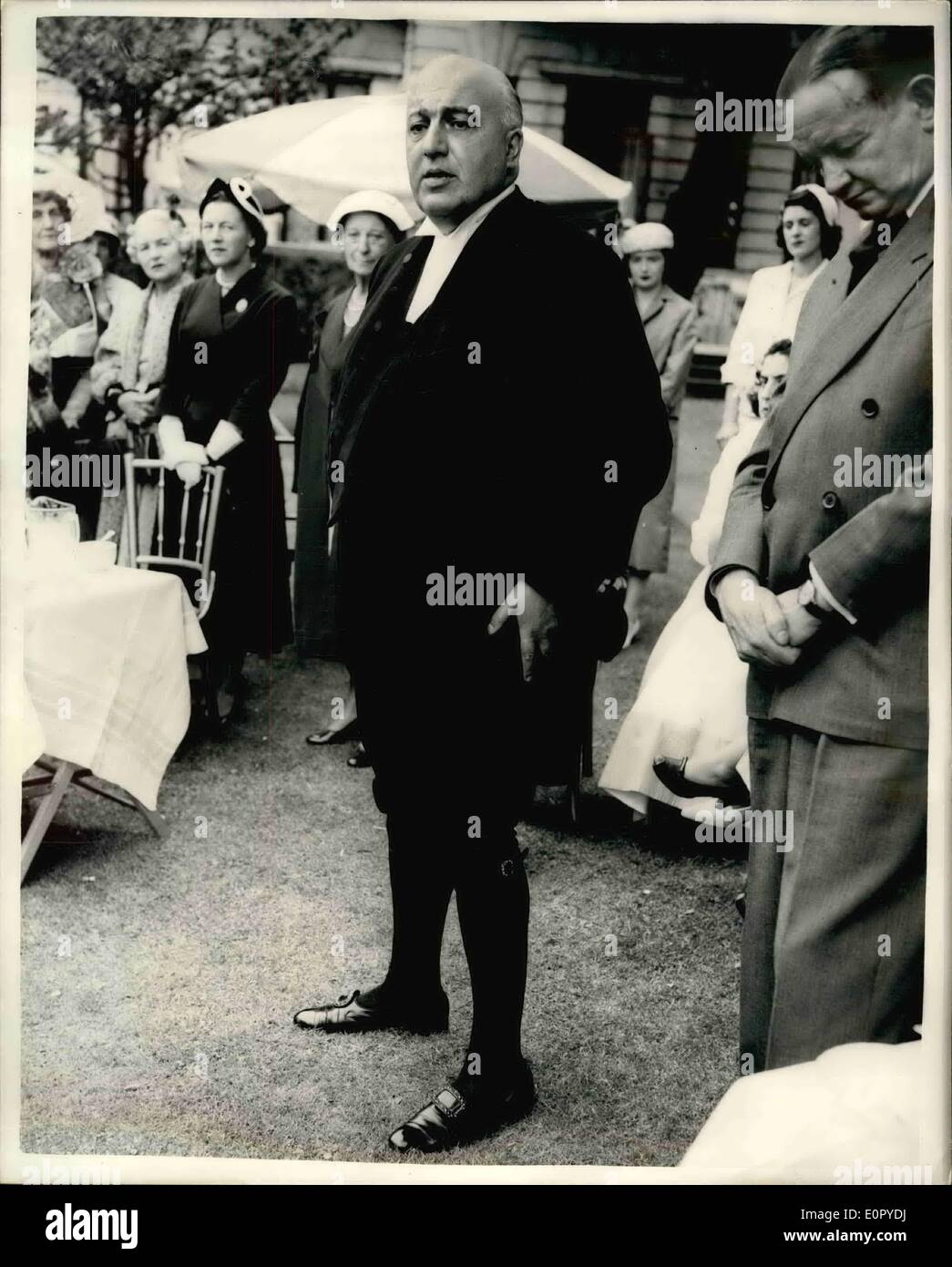 Juillet 07, 1957 - Le Lord chancelier assiste à la Garden Party de l'aide de l'Association des Nations Unies. Le Lord chancelier et de la Vicomtesse Kilmuir a reçu des invités lors d'une garden party au profit de l'Association des Nations Unies, tenue cet après-midi à Carlton Gardens, S.W.1. Photo : Lord Kilmuir traite les invités à la garden party de l'après-midi. Banque D'Images