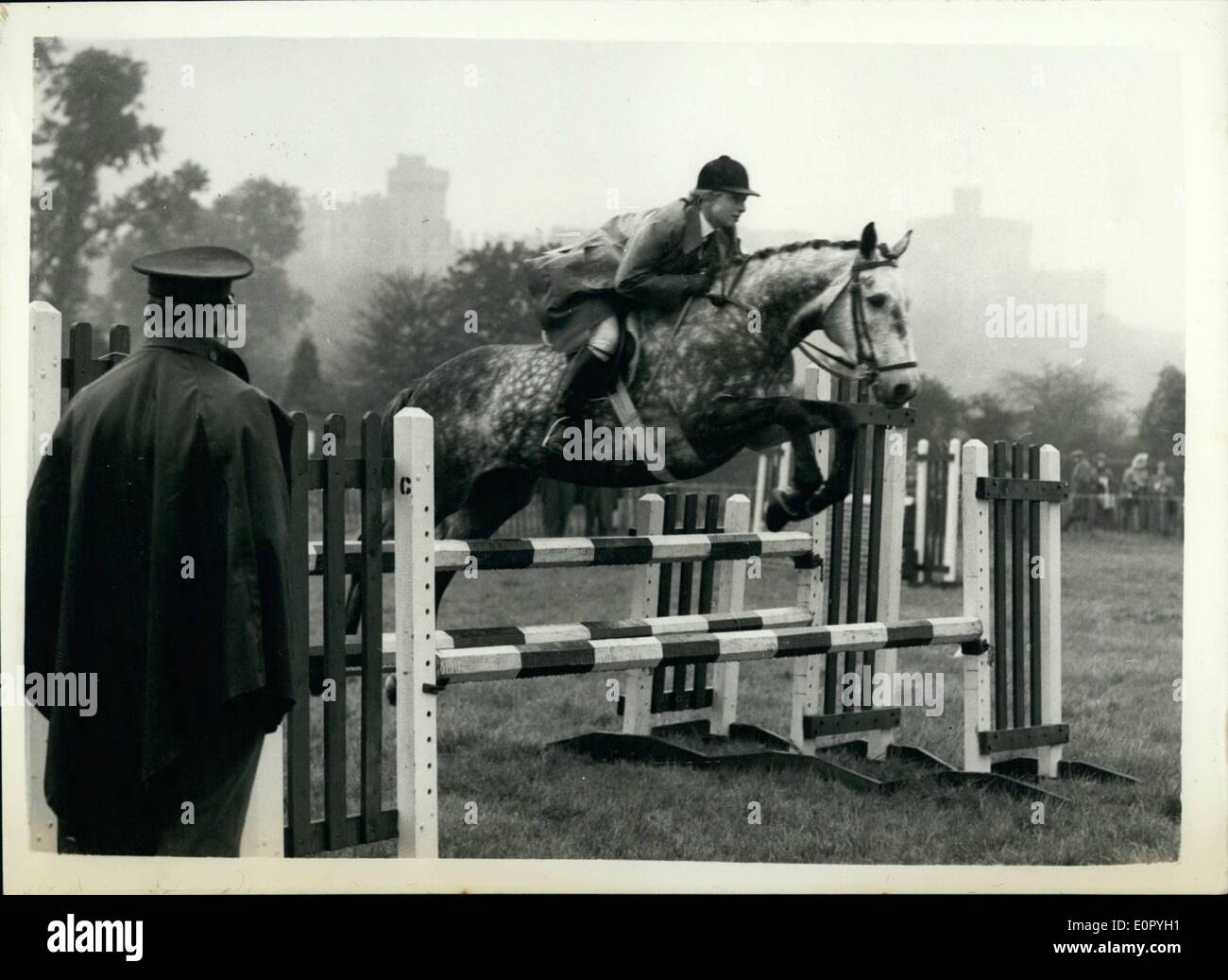 05 mai 1957 - Ouverture de la Royal Windsor Horse Show Jumping in the Rain : Le Royal Windsor Horse Show a ouvert ses portes à l'Paris ce matin. photo montre. Mlle W. Hue Williams prend de l'avance sur ''ahdiy''-exposées par Mme G. Williams d'Oxfordshire-à Windsor ce matin. Banque D'Images