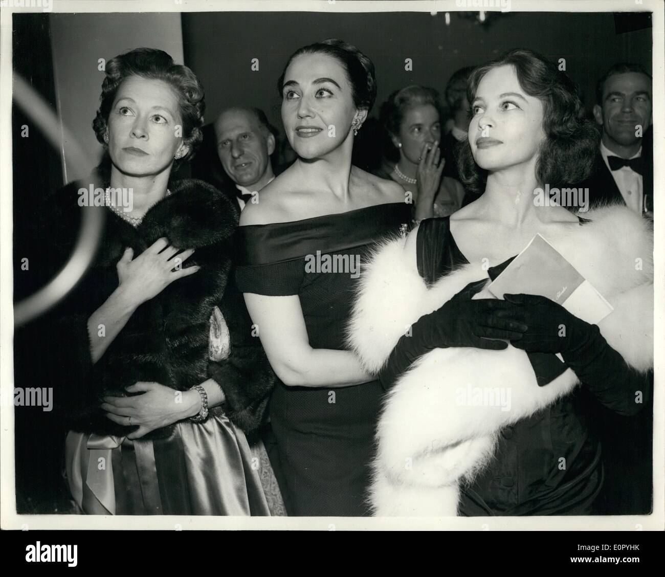 Mai 05, 1957 - Première mondiale de l'Opéra ''La Lune et Sixpence'' : la première mondiale du nouvel opéra ''La Lune et Sixpence''- D'après le roman de W. Somerset Maugham, a eu lieu la nuit dernière au Sadler's murs. Photo montre. Vu à la partie qui a eu lieu le oafter prremiere hier soir sont (de gauche à droite) : Lady John Hope (fille de Somerset Maugham) ; Blanche Theson, le New York d'opéra, et Leslie Caron, la star du film. Banque D'Images