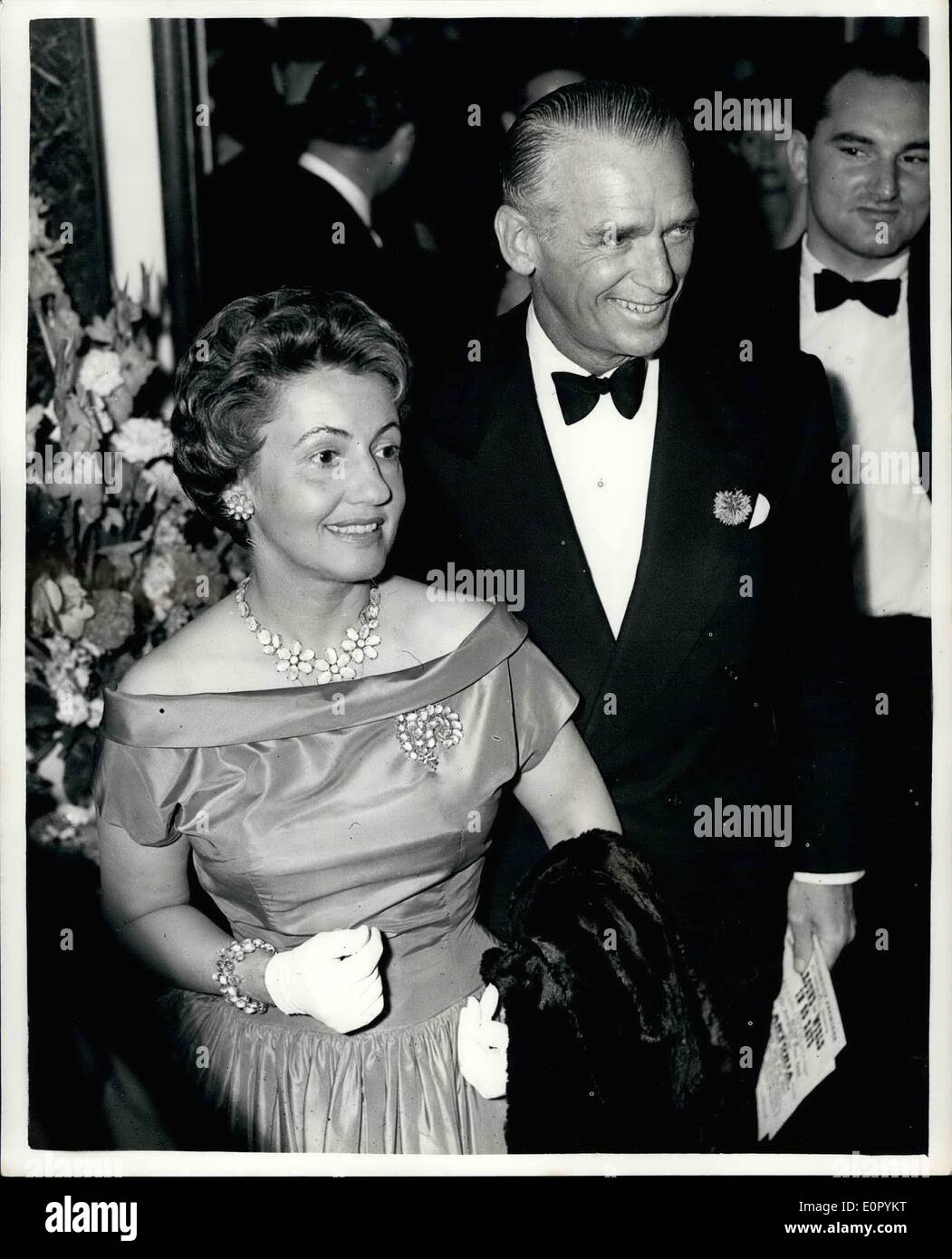 Juillet 07, 1957 - Première mondiale de ''Autour du monde en ce jours'' : Le fabulcus parti à Londres la nuit dernière par showman américain, Banque D'Images