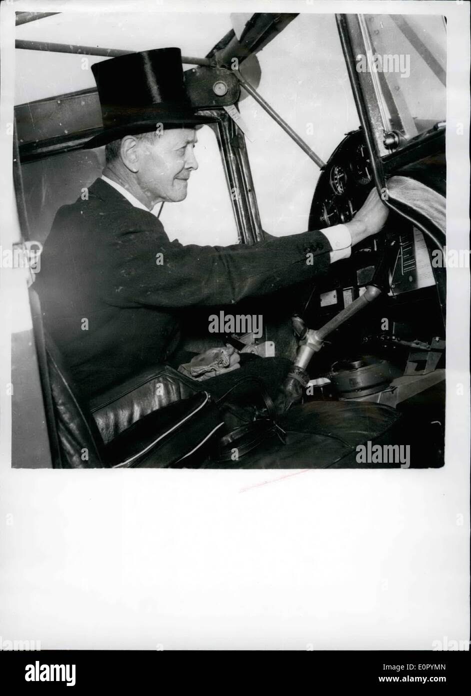 Juillet 07, 1957 - M. Reiss vole à travailler - dans une ville : décolleteuse assureur Lloyd's M. Peter Reiss quotidiennement des vols pour Londres de son Andover home - pour sa journée au bureau. Il utilise un taxi depuis son domicile à l'aérodrome local - pilotes son Hornet Moth aéronef à Croydon et continue alors à la ville par le train. M. Reiss a appris à voler quand dans le Royal Flying Corps entre les deux guerres. L'aéronef a été donné par un ami - et il utilise son topper chaque jour - il a été ainsi décidé ainsi à l'utiliser tout en volant. Photo montre M. Peter Reiss aux commandes de son Hornet Moth - complet avec son surmatelas. Banque D'Images