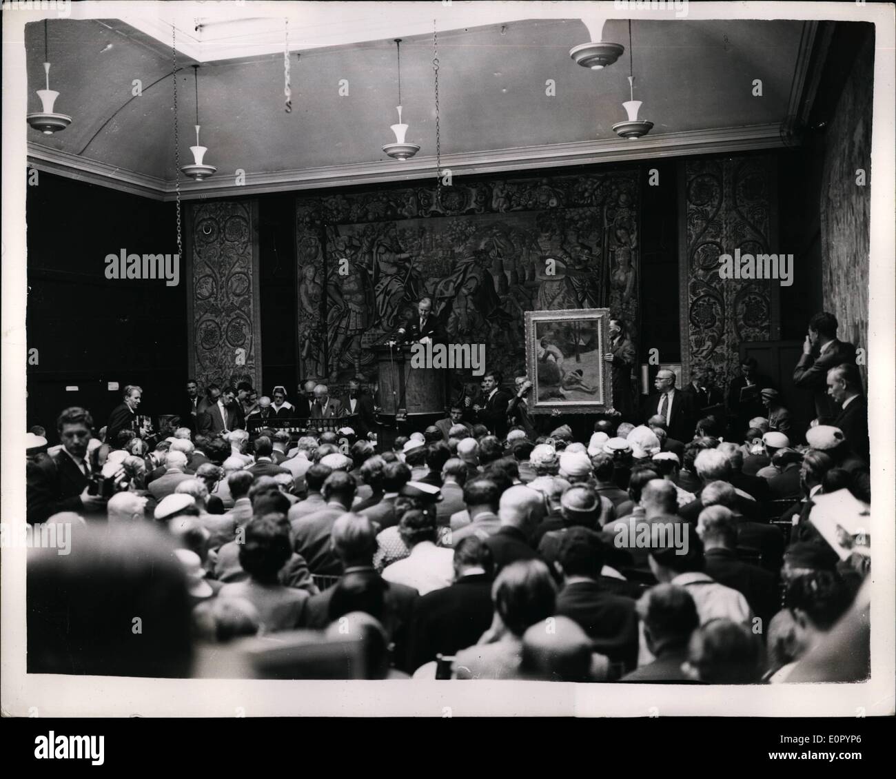 07 juillet 1957 - célèbre collection d'art en vente chez Sotheby's : la vente aux enchères de la collection Weinberg de peintures impressionnistes françaises - d'une valeur d'environ 500,00 ouverte à Sotheby's, New Bond Street ce matin. La collection appartenait au banquier international William Weinberg décédé en février dernier. Photos : vue sur le genre à la salle de vente ce matin lors de la vente de ''jeunes Baiurs Bretons'' par Paul Gauguin (1888) - ce matin. Il a été vendu pour 17 000. Banque D'Images 07 juillet 1957 - célèbre collection d'art en vente chez Sotheby's : la vente aux enchères de la collection Weinberg de peintures impressionnistes françaises - d'une valeur d'environ 500,00 ouverte à Sotheby's, New Bond Street ce matin. La collection appartenait au banquier international William Weinberg décédé en février dernier. Photos : vue sur le genre à la salle de vente ce matin lors de la vente de ''jeunes Baiurs Bretons'' par Paul Gauguin (1888) - ce matin. Il a été vendu pour 17 000. Banque D'Images