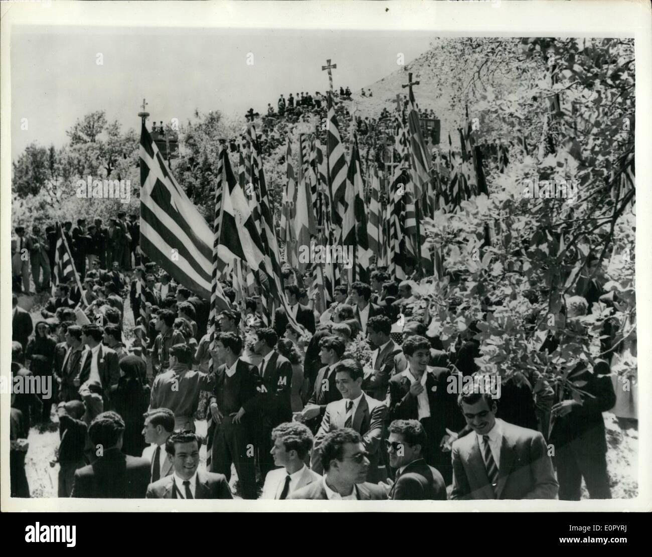 05 mai 1957 - Au service d'exécuté des milliers de Chypriotes turcs. Assister à : des milliers de personnes de toutes les parties de l'Île veulent le cimetière au village de Palehori, d'assister à un service le dimanche à la mémoire de tous exécutés. Cyprict les corneilles menées drapeaux et photos de l'exécution. après le service, les troupes britanniques sont intervenues et ont dispersé la foule. La photo montre la foule portant des drapeaux, vu comme ils l'Marohe au commentaire d'assister le service. Banque D'Images