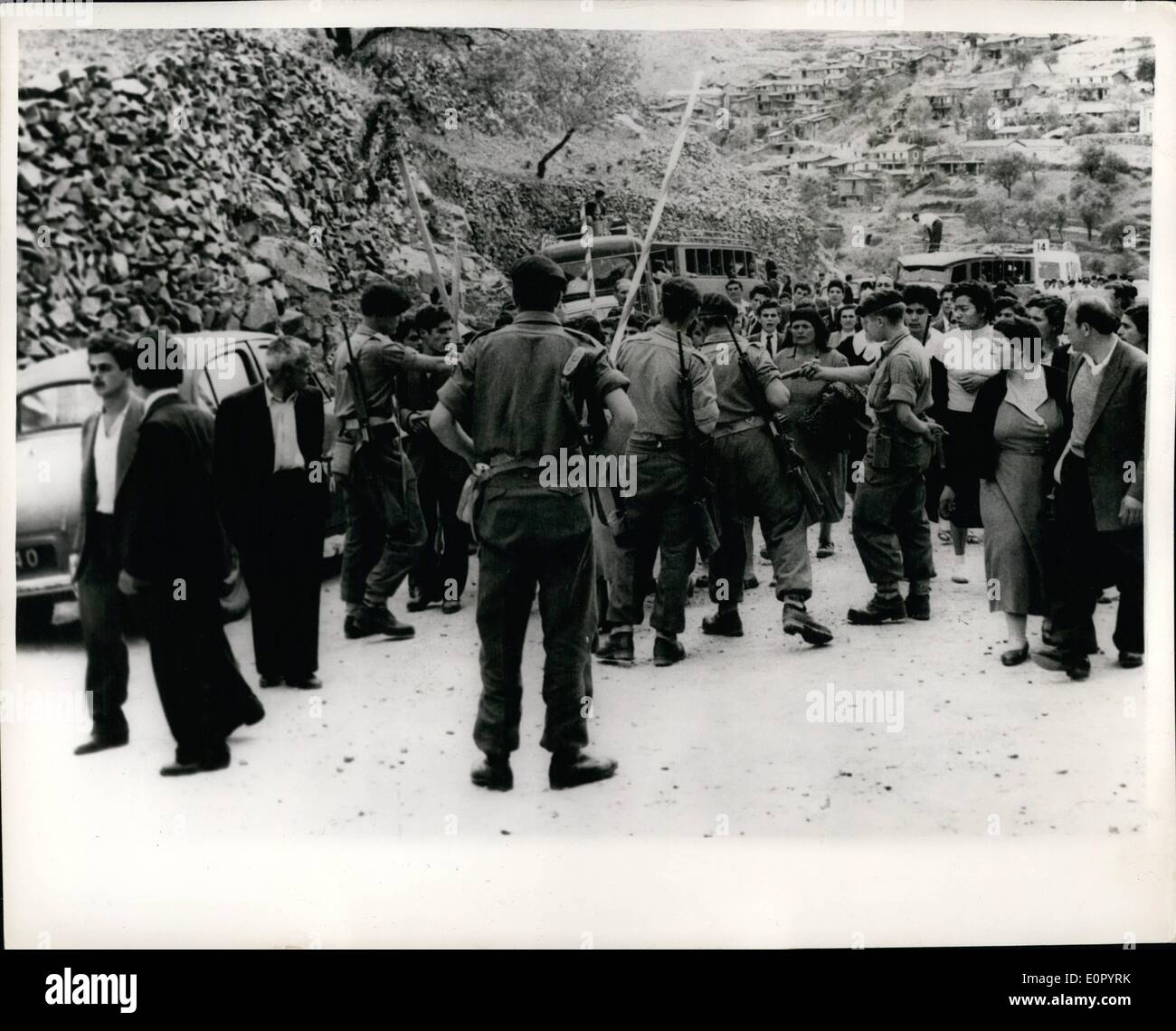 05 mai 1957 - Au service d'exécution de Chypriotes turcs. Des milliers d'y assister. Des milliers de personnes de toutes les régions de Chypre est allé au cimetière dans le village de Kalohori, d'assister à des services à la mémoire de tous les Chypriotes turcs exécutés. La foule a effectué des drapeaux et des photos de l'exécution. Après le service, les troupes britanniques sont intervenues et ont dispersé la foule. Photo Keystone montre :- les troupes britanniques vu comme ils se sont dispersés parmi la foule, après le service. Banque D'Images