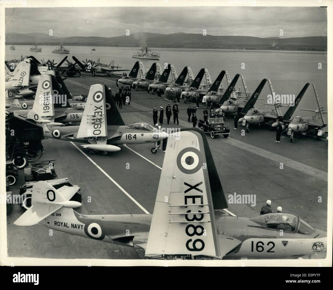 05 mai 1957 - Visite de la reine à la flotte. À bord de l'Ark Royal : Sa Majesté la Reine et le duc d'Édimbourg le dernier jour de leur visite à la Home Fleet - monte à bord du porte-avions Ark Royal, aujourd'hui, où ils ont vu le lancement de 8 Seahawks, un lancement majeur d'avion, et un avion transportant ot Rocket projectile, straffing et Depth charge attaques, suivie du retour d'aéronefs. Photo montre : vue générale à bord de l'Ark Royal aujourd'hui, comme les lecteurs de Sa Majesté la Reine le long de la cabine de pilotage de l'inspection Seahawks. Banque D'Images