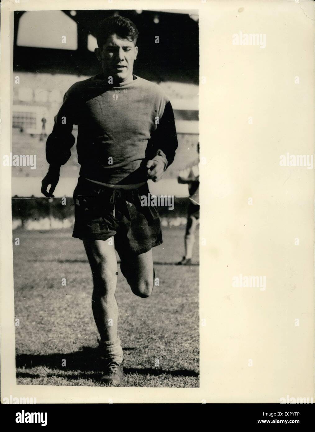 05 mai 1957 - Argentine Football Star obtient 100 000 transferts. Enrique Oma Sivori : les frais de transfert du record du monde de 100 000 auraient été payés par l'équipe italienne de la Juventus pour le transfert du River plate Soccer Club argentin pour leur attaquant vedette Enrique Oma Sivori. C'est 35 000 de plus que la somme, qui aurait été payée par le même club pour le Britannique John Charles le mois dernier. Sivori recevra 20 000 en espèces et un salaire de 250 par mois. La photo montre Enrique Oma Sivori l'étoile de la rivière plate en avant. Banque D'Images