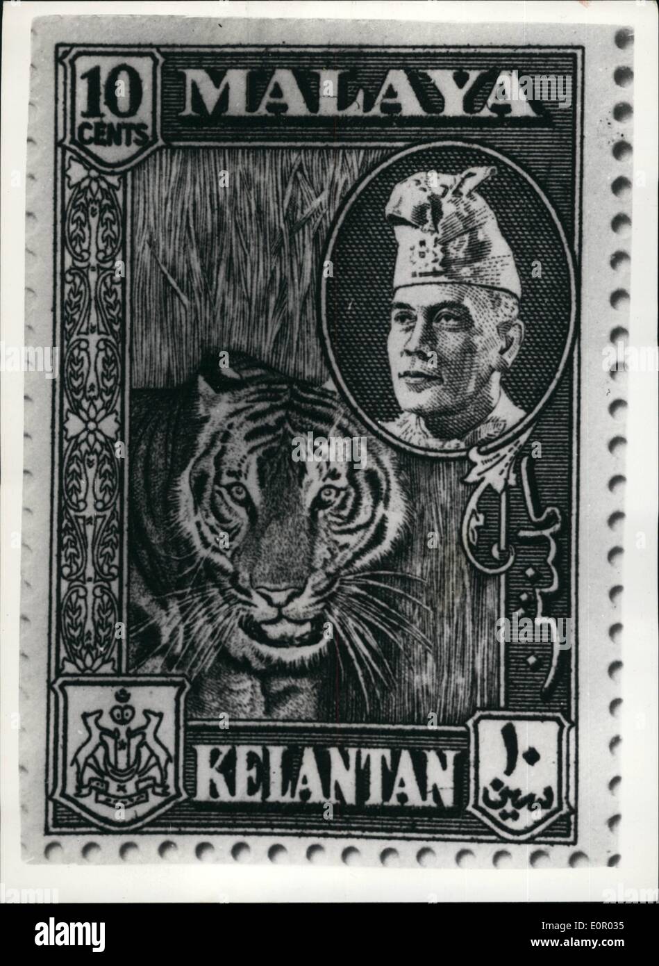 Juillet 07, 1957 - La Malaisie se prépare pour le jour de l'indépendance.. Nouveau timbre de 10 Cent. Un nouveau timbre de 10 cents pour la Fédération de Malay - sera en vente dans tous les bureaux de poste dans tout le pays (à l'exception de Johore) le dimanche 4 août.. à l'occasion de l'atteinte de son pays à l'indépendance. Photo Keystone montre :- Le nouveau timbre - est un portrait de Son Altesse Tengku Mohd Sultan Ibrahim accorde IV, Sultan de Kelantan. Banque D'Images