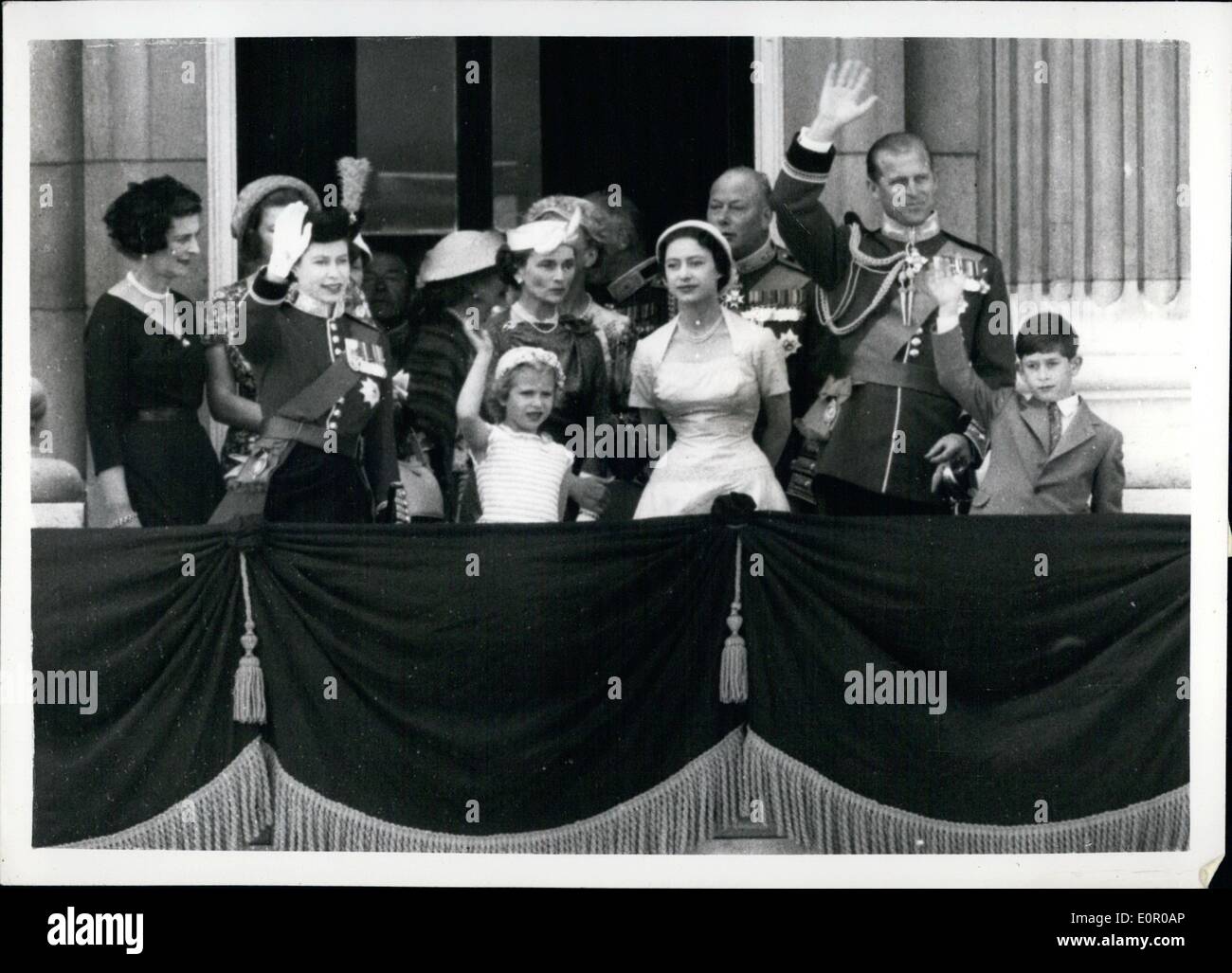 Juin 06, 1957 - La parade du couleur. Fly Past au Palace:H.M. La Reine aujourd'hui regardé la cérémonie fly--des valeureux padt à partir de la R.A.F. Le Bomber Command, depuis le balcon du palais de Buckingham, à la suite d'une parade ce matin la couleur cérémonie sur Horse Guards Parade, organisée à l'occasion de son anniversaire officiel. Photo montre de Sa Majesté la Reine et les autres membres de la famille royale, reconnaître les applaudissements de la foule depuis le balcon du palais de Buckingham aujourd'hui Banque D'Images