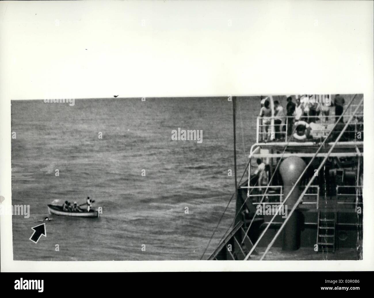 Juillet 07, 1957 - paquebot Cargo mate tombe par-dessus bord dans le Pacifique escaliers d'eau pour neuf heures en attente de secours. Dans les premières heures d'un matin en juin dernier dans le Pacifique 23 ans Douglas Wardrop deuxième lieutenant de la cargaison steamer monarque britannique est tombé à la mer. Il avait de l'eau pendant neuf heures. Il n'avait pas été oublié pendant plus de trois heures et le Capitaine John Coutts a retracé le parcours de son bateau exactement et l'ont arrêté de faire l'une de la plus incroyable de tous les temps de sauvetage Banque D'Images