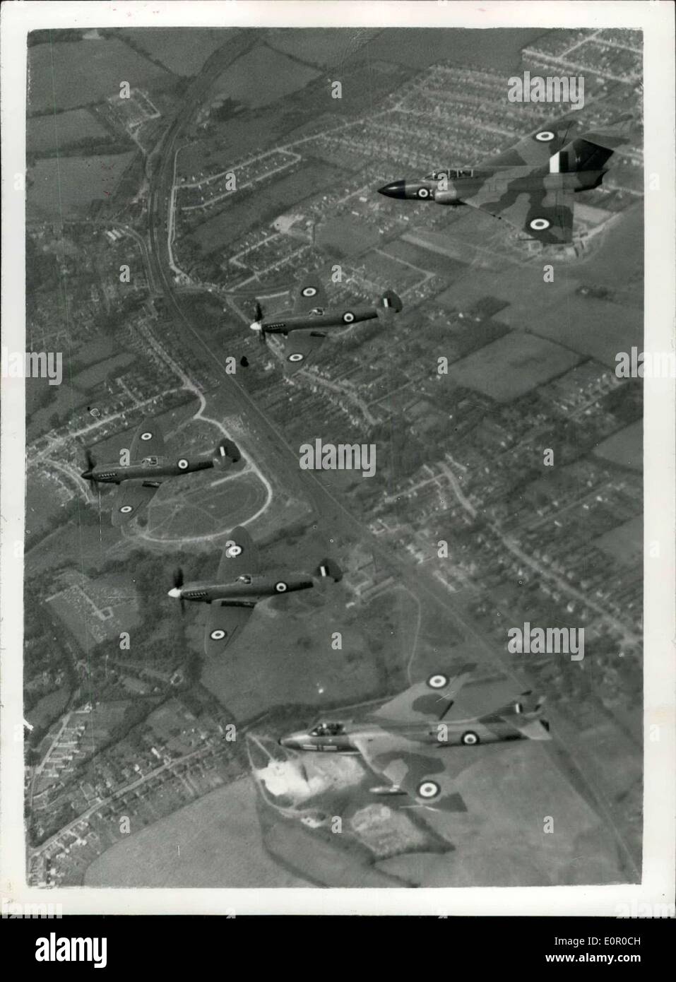 Juillet 11, 1957 - Spitfire join : Bataille d'Angleterre vol ? À Biggin Hill ? Les trois autres Spitfire dans la R.A.F. ont volé jusqu'à aujourd'hui de la R.A.F. Biggin Hill pour rejoindre le fighter command ?s ?Ouragan ?. L'aéronef doivent être maintenus pour prendre part à des cérémonies Bataille de Grande-Bretagne et d'autres survols. Ils sont pilotés par des pilotes de la bataille d'Angleterre, Groupe Capt James Edgar Johnson D.E.D, D.F.C. ; Groupe Capt James Rankin D.S.O., commandant de l'Escadre et D.F.C. Peter D. Thompson D.F.C Banque D'Images