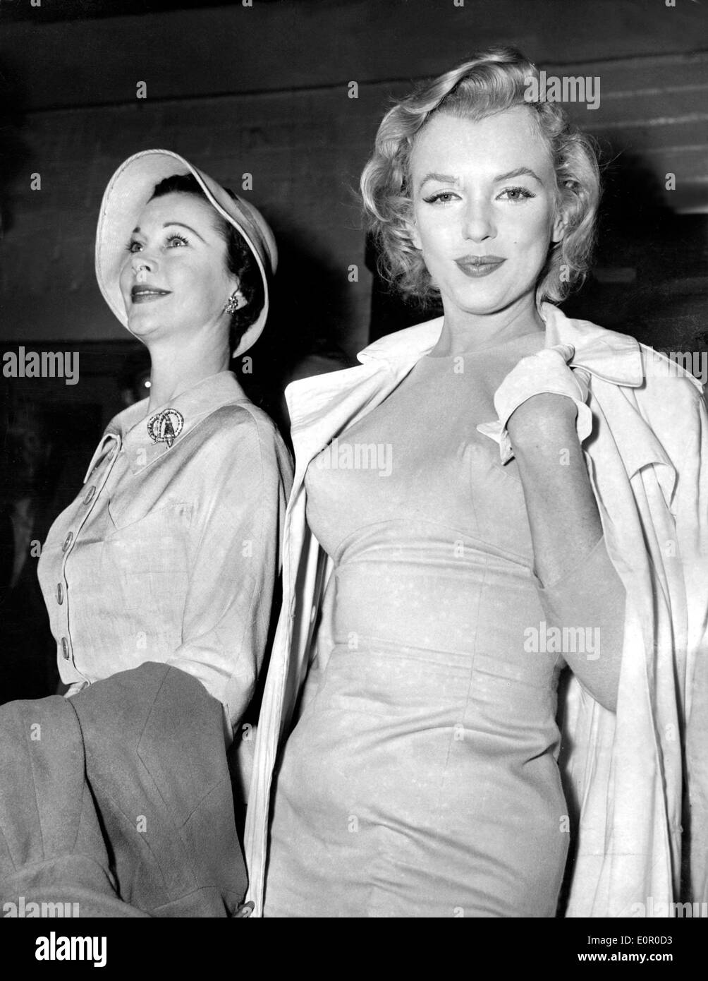 Vivien Leigh salue ami Marilyn Monroe à l'aéroport. Banque D'Images