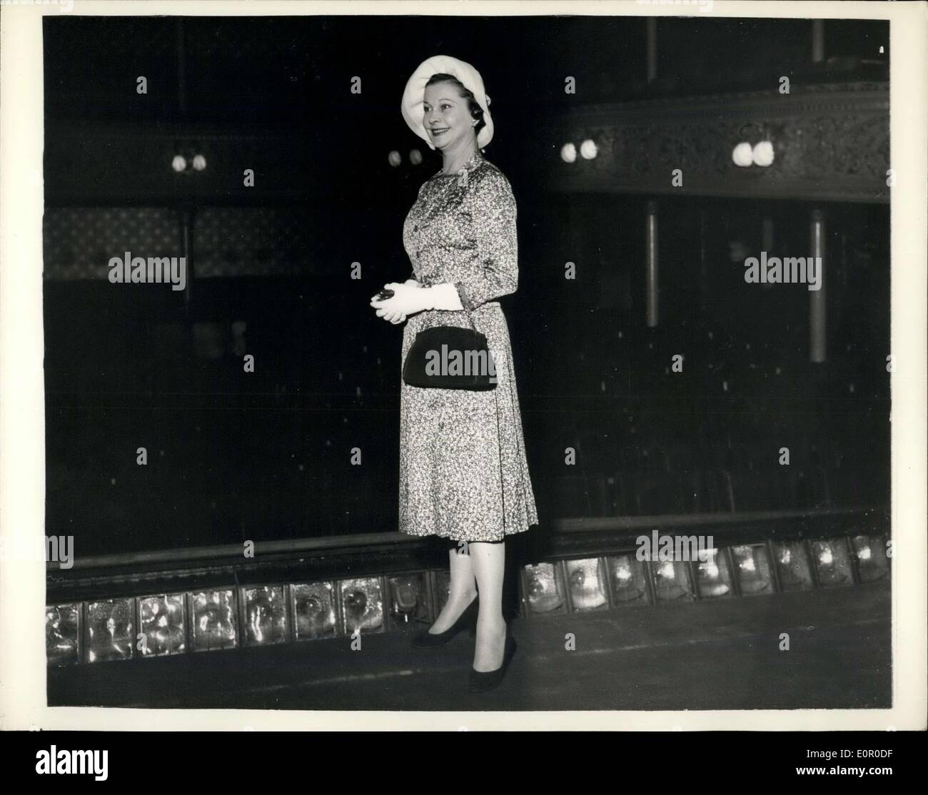 Juillet 18, 1957 - Vivien Leigh James's Visites de soutien scolaire elle proteste contre la démolition : Vivien Leigh, actrice, épouse de Sir Laurence Olivier, qui, la semaine dernière, a pris la parole à la Chambre des Lords et a protesté contre la démolition de la 122-year-old St. James's Theatre, s'il n'y cet après-midi. Todays elle devait rencontrer M. Felix Fenston, le financier, qui a acheté le théâtre, et des plans pour tirer ses propres à permettre la construction de bureaux. Photo montre Vivien Leigh se dresse sur le stade de St James's Theatre au cours de sa visite cet après-midi. Banque D'Images
