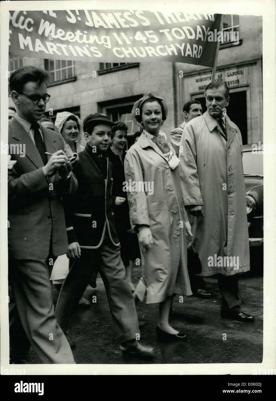 Juillet 20, 1957 - Vivien Leigh et Mari Sir Laurence Oliver conduire marche de protestation contre la démolition de Saint James Theatre. Monsieur Laurence et Lady Oliver à la tête d'une marche de protestation organisée par la British Actors' Equity Association, comme une protestation contre la démolition de la célèbre old St. James Theatre. De nombreux acteurs et actrices ont participé à la marche du théâtre à St Martin-in-the-Fields cour, où a eu lieu une réunion. Photo montre :- Vivien Leigh et son mari Monsieur Laurence Oliver, responsable de la marche du théâtre à Saint Martin-dans-le-champs. Banque D'Images