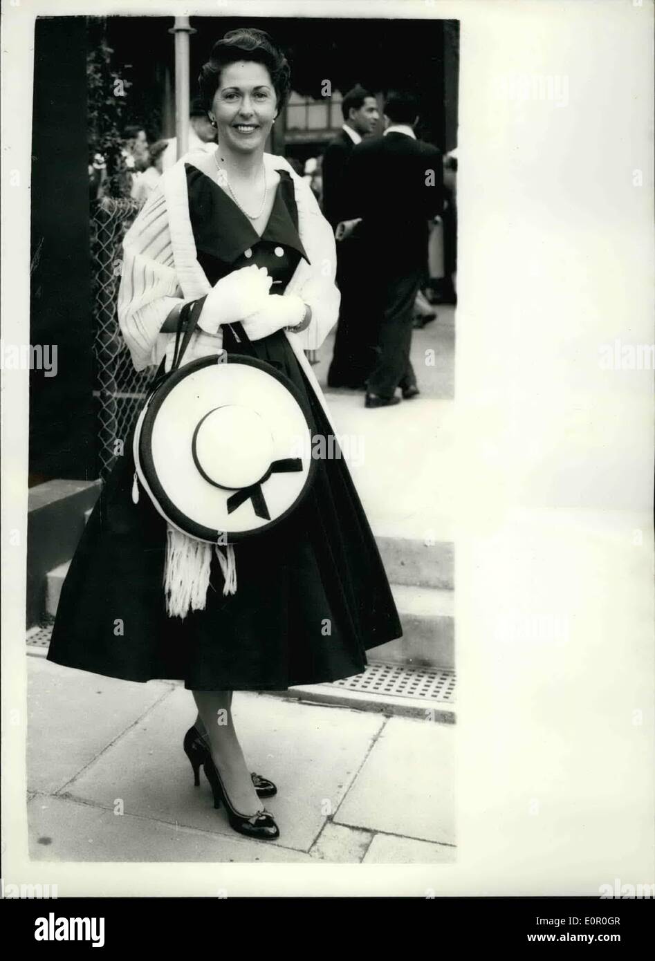 Juin 06, 1957 - Ouverture de la tournoi de Wimbledon. Mme Fred Perry arrive. Photo montre Mme Fred Perry femme de l'ancien Champion - porte une robe noire et blanche a volé avec un nouveau sac à main - représentant une chauve-souris - lorsqu'elle est arrivée pour l'ouverture de la tournoi de Wimbledon cet après-midi. Banque D'Images