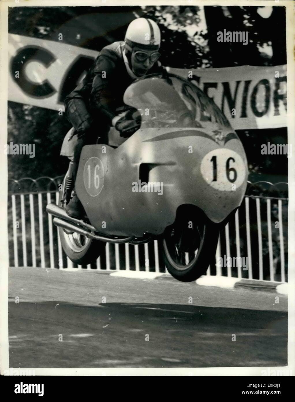 Juin 06, 1957 - Junior T.T. Dans l'île de Man : le Tourist Trophy Junior cycle moteur de course dans l'île de Man hier, a été remporté par Bob MCINTYRE, de l'Écosse, école un Gilera. Sa vitesse était de 94,99 miles par heure. G. Campbell, de l'Australie, de l'équitation une Guzzi était deuxième, et R.N. Brown, également de l'Australie, sur une Gilera, était troisième. Photo Keystone montre :- une belle étude de John Surtees, d'Angleterre, sur son M.V. L'Agusta, qui était quatrième, vu pendant la course. Banque D'Images