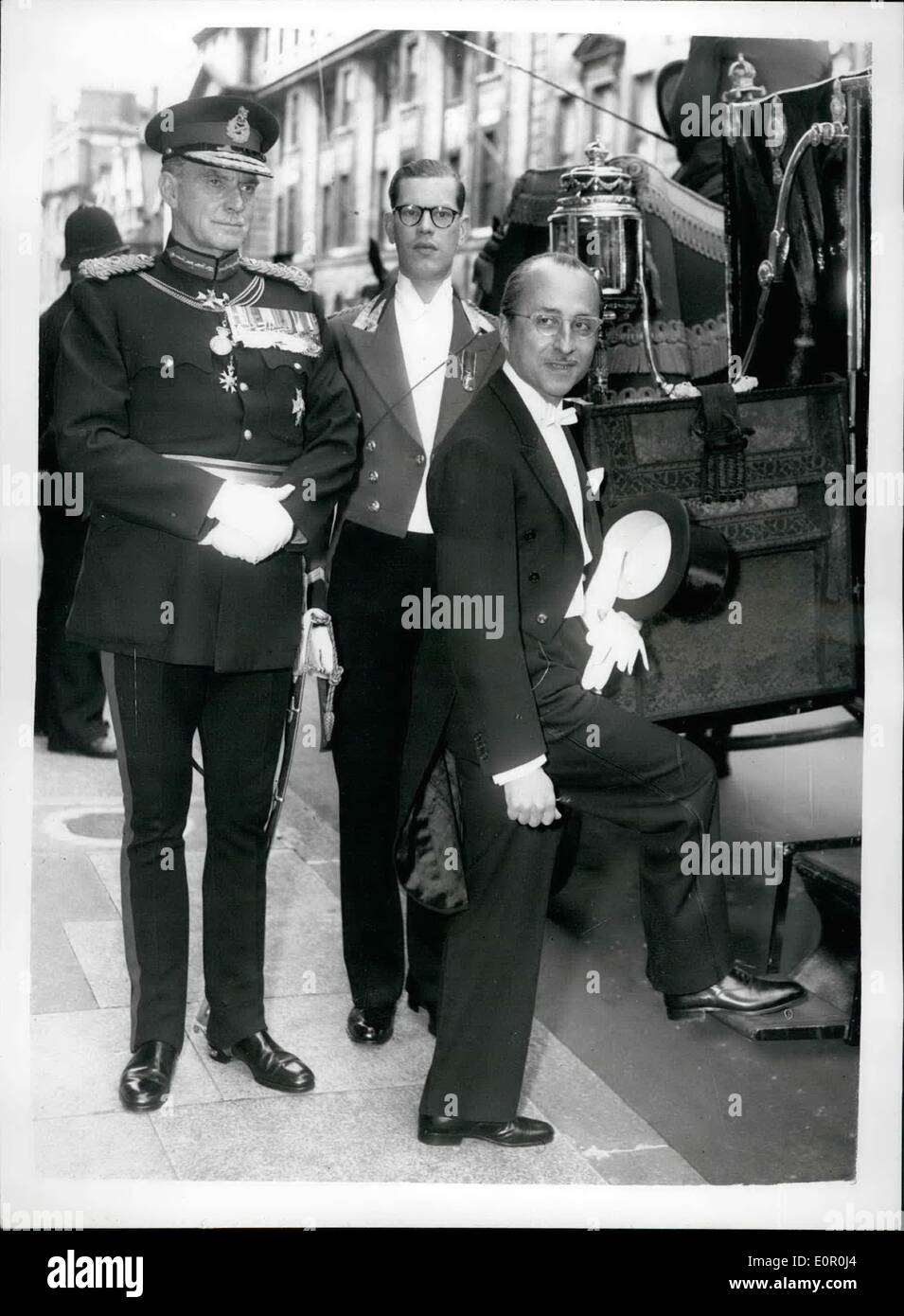 Juin 06, 1957 - Nouveau Ambassadeur turc présente entials. ; le nouvel ambassadeur de Turquie en Grande-Bretagne, M. Nuri Birgi, ce mes rêves Banque D'Images