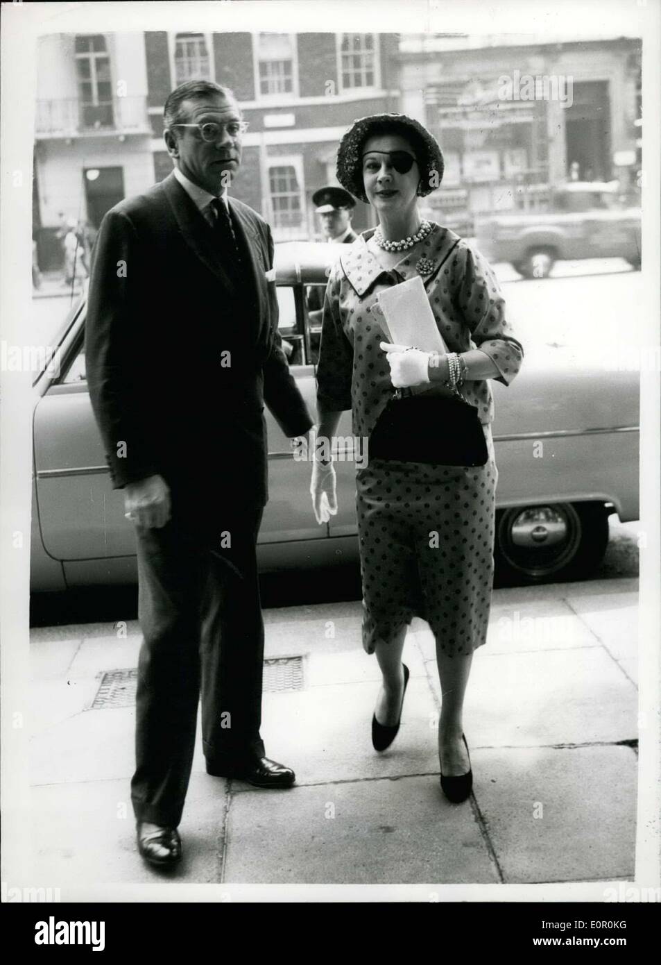 Juillet 31, 1957 - Acteurs' Députation rencontre le ministre du logement. Une députation de la British Actors Equity Association, a appelé aujourd'hui le ministre du Logement et de l'administration locale, M. Henry Brooke, pour discuter de l'avenir de la St. James's Theatre, qui est menacée de démolition pour faire place à un immeuble de bureaux. Photo : Keystone montre- Sir Laurence et Lady Oliver (Vivien Leigh), arrivant au ministère aujourd'hui. Banque D'Images