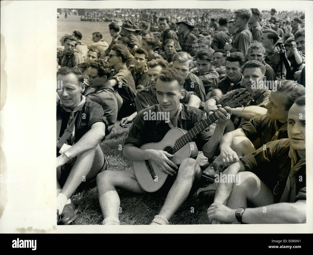 08 août, 1957 - Duc de Gloucester ouvre le Scoutisme Jamboree. L'Organisation Mondiale du Scoutisme Jamboree jubilaire à Sutton Coldfield (Angleterre), a été ouverte par le duc de Gloucester, qui est président de l'Association des Boy Scouts. Après le duc avait fait son discours de bienvenue, il a tour les rangs de 35 000 scouts de 82 pays et a visité les camps dans lesquels ils vivent. Photo montre :- un groupe de scouts allemands -- et l'espagnol guitars -- Camp à Sutton le jour d'ouverture. Banque D'Images