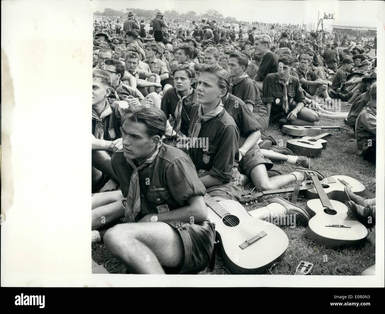 08 août, 1957 - Duc de Gloucester ouvre le Scoutisme : Jamboree Scout Jamboree le Jubilé à Sutton Coldfield (Angleterre), a été ouverte par le duc de Gloucester, qui est président de l'Association des Boy Scouts. Après le duc avait fait son discours de bienvenue, il a tour les rangs de 35 000 scouts de 82 pays et a visité les camps dans lesquels ils vivent. La photo montre un groupe de scouts allemands et espagnols au Camp de guitares - le jour de l'ouverture. Banque D'Images