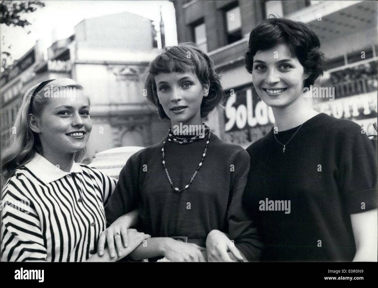 08 août, 1957 - L'un de ces trois actrices inconnues jouera en face de Gérard Philipe : Gérard Philipe, le sen Banque D'Images