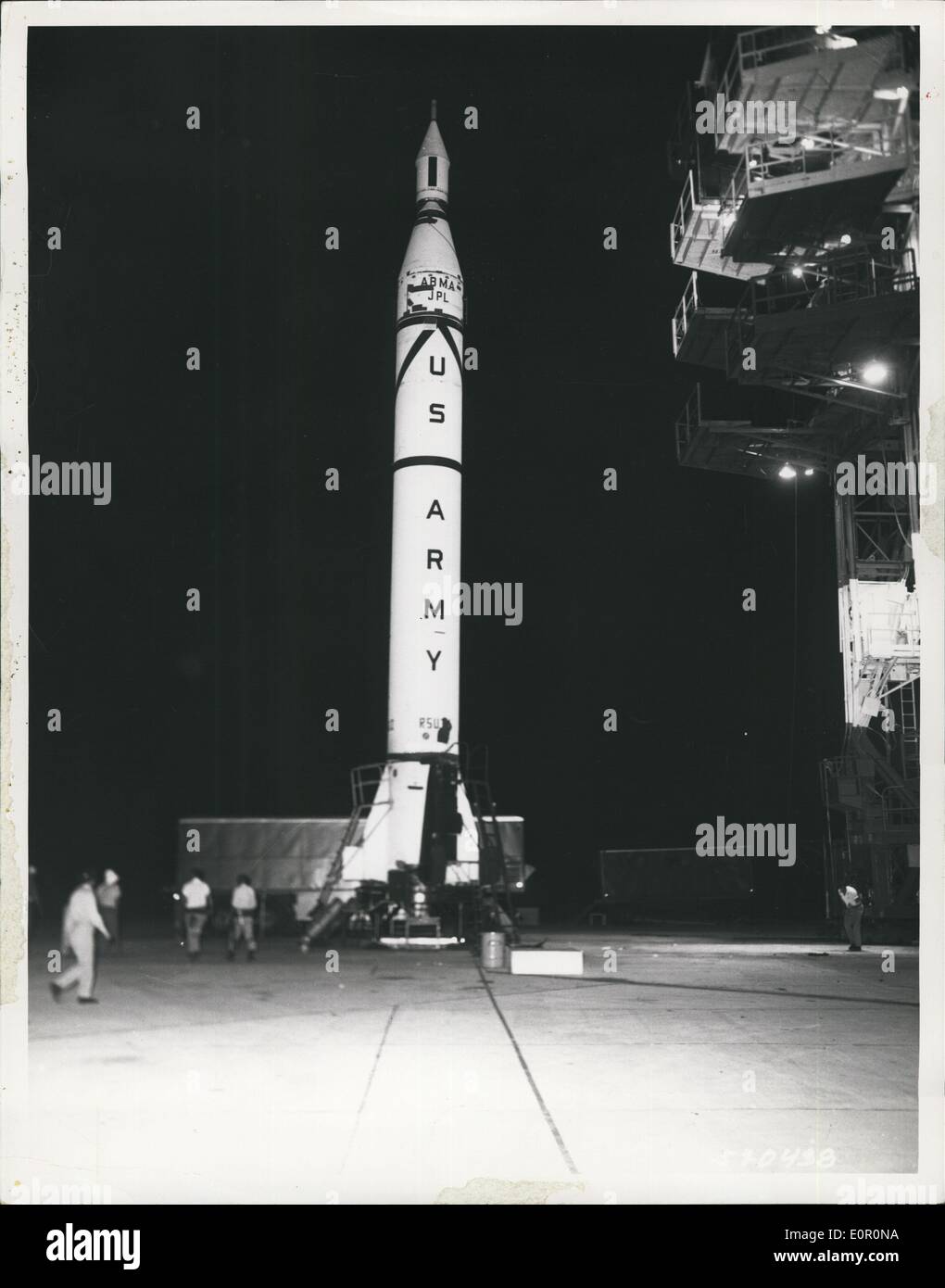 08 août, 1957 - US Army Missile balistique des techniciens de l'Agence un Jupiter C trois étage à l'épreuve finale d'un modèle re-entry cône développé par des experts de missiles de l'armée pour surmonter la friction de l'air problème qui accable les scientifiques de missiles depuis des années. La réussite de l'essai a été tiré à partir de Cap Canaveral, en Floride, le 8 août 1957. Banque D'Images