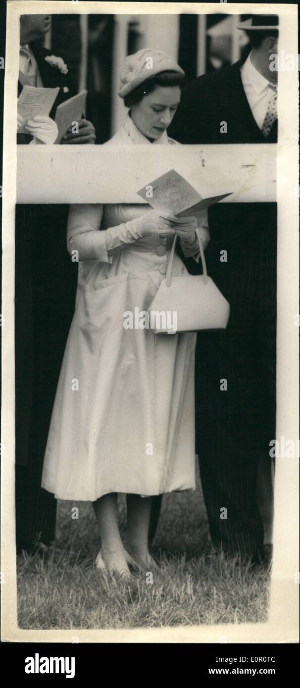 Juin 06, 1957 - Journée du Derby à Epsom Études Princess Margaret sa race : carte photo montre la qualité pour les rails - Princess Margaret studies sa race - carte à Epsom cet après-midi. Banque D'Images