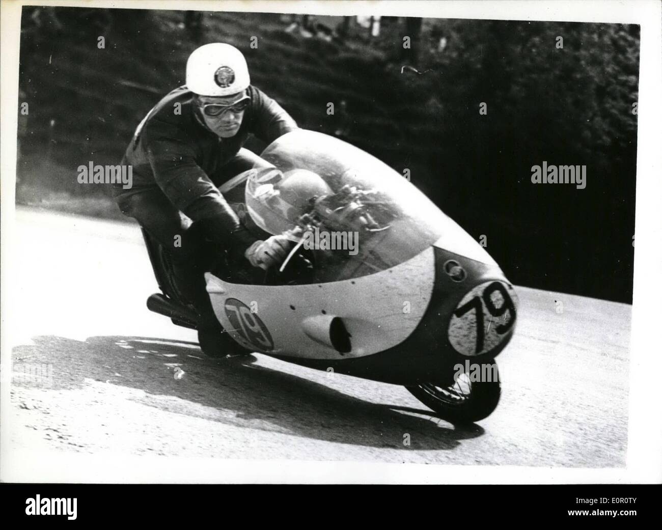 Juin 06, 1957 - JUNIOR T.T. Dans l'ISIE DE L'HOMME. Mcintyre GAGNE À 94,99 milles Le Tourist Trophy Junior cycle moteur dans la course Banque D'Images