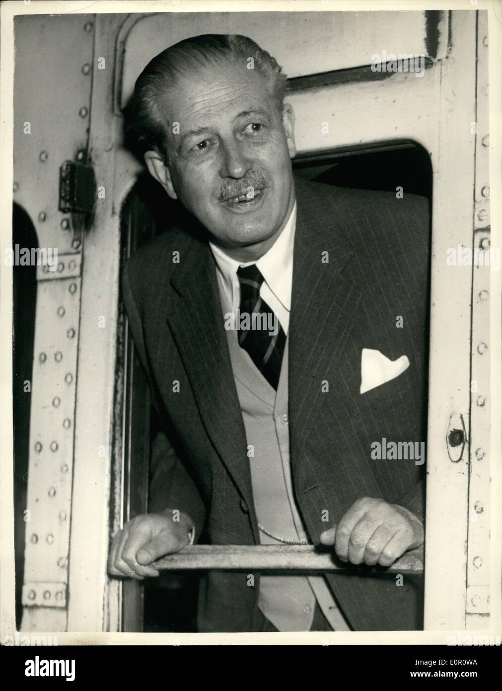 Juin 06, 1957 - Le Premier ministre se rend à Sir Anthony Eden. : M. Harold Macmillan le premier ministre s'est rendu en train à Salisbury Banque D'Images