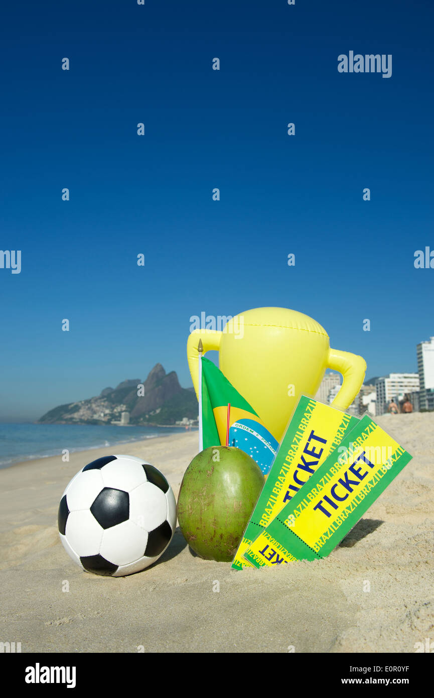 Le Brésil champion football billets trophée et la noix de coco avec football plage Ipanema Rio de Janeiro Brésil Banque D'Images