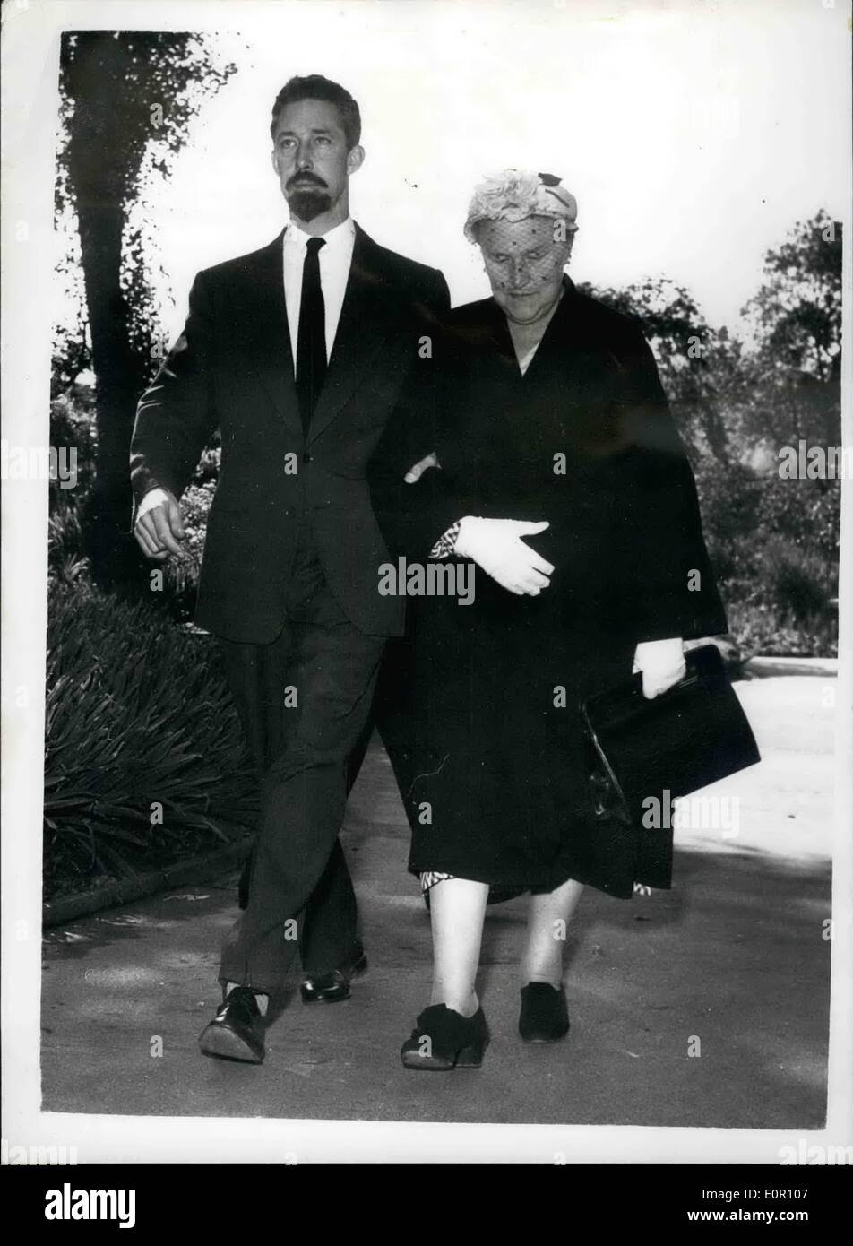 08 août, 1957 - Enquête sur Antony Beauchamp. L'enquête est ouverte aujourd'hui à Saint Pancras Coroner's Court, sur la société de l'âgé de 29 ans, Antony Photographe Beauchamp, qui a été retrouvé mort dans son Hyde Park Gardens télévision le dimanche. La photo montre la mère des hommes morts, Mme Florence Entwistle - Vivienns, le photographe et sa peine, M. Clive Entwistle - vu en arrivant à la Cour d'Cornoner aujourd'hui. Banque D'Images