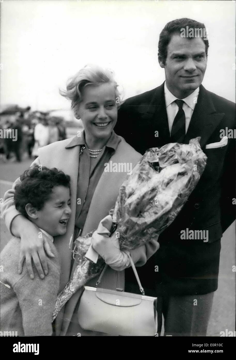 08 août, 1957 - Maria Dos Shell de l'Amérique à l'étoile Un nouveau film à Paris : Mari Schell, l'actrice allemande qui a joué dans le film français '' Gervaise'', est arrivé ce matin à l'aéroport d'orly. Elle tiendra le premier rôle dans le film ''UNE VIE'', en fonction de Guy de Maupassant's célèbre roman. Photo présente : Maria Schell accueilli par son futur partenaire dans le film par le Narquant chrétienne et petit fils du producteur. Banque D'Images