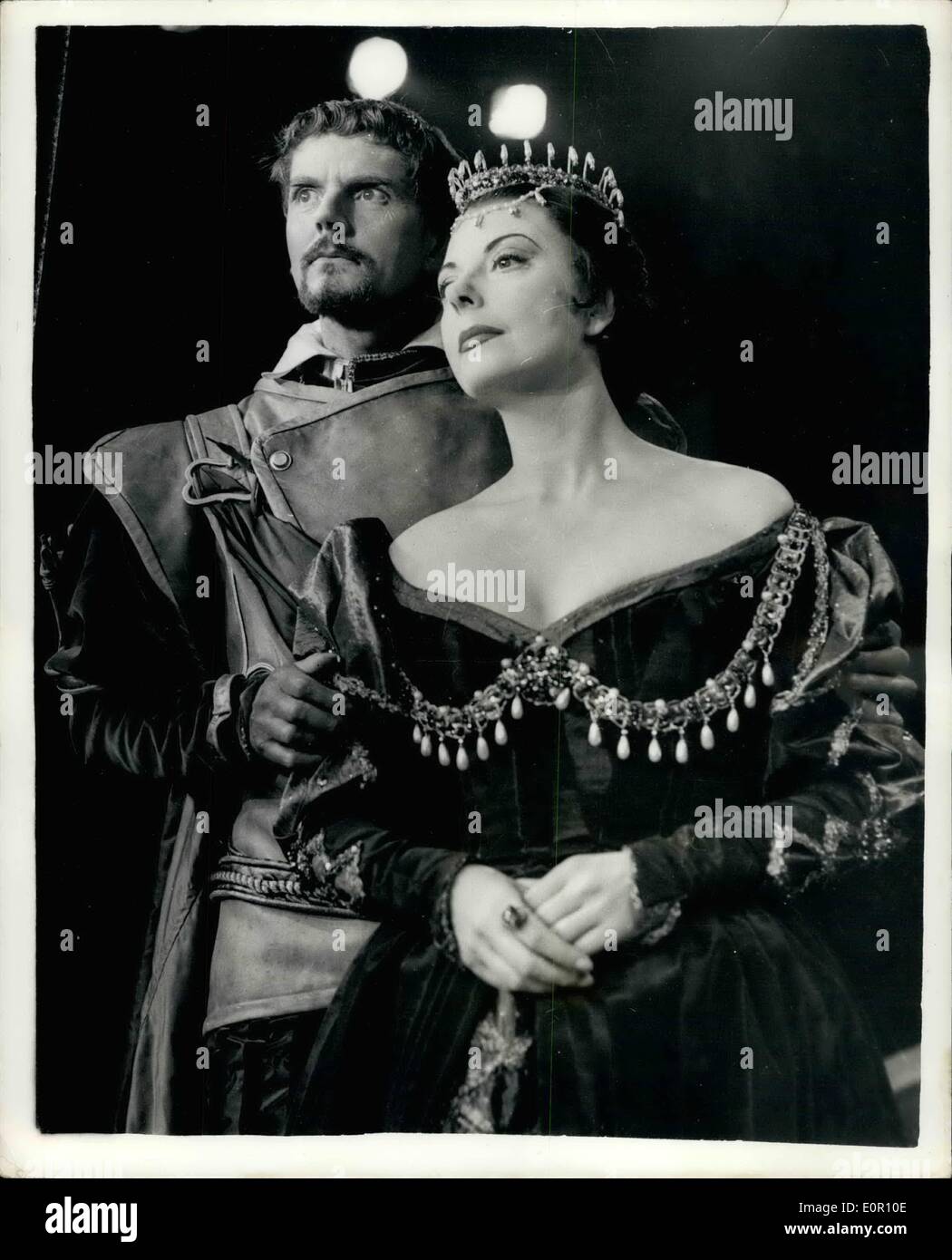 08 août 1957 - Festival d'Edinburch. Première mondiale de ''Le Roi caché''. Photo montre Robert Eddison comme l'étranger, et Pauline Jameson que Veronica dans ''Le Roi caché'' qui avait c'est une première mondiale à la salle de l'Assemblée, Édimbourg. Banque D'Images