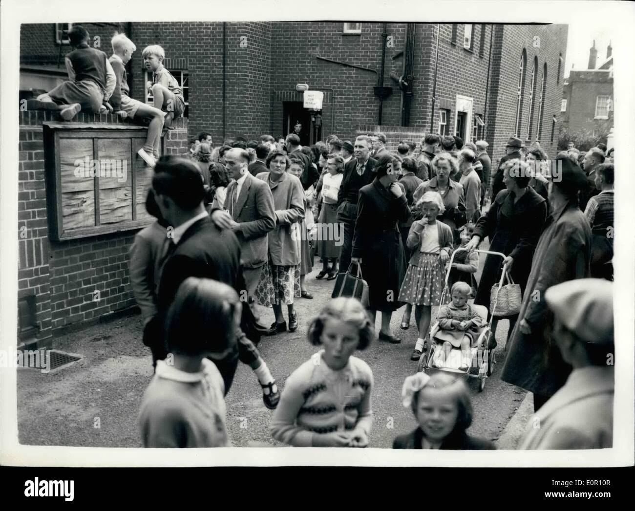 08 août, 1957 - l'homme accusé du meurtre d'un vieux-septennal Allan Warren apparaît en Cour : Horace Henry Edwards, 36 ans, tôlier, de Lorna Gardens, Wanstead, a comparu à Epping Cour des magistrats aujourd'hui accusé du meurtre de 7 ans Allan Warren dont le corps a été découvert sur un chantier à Loughton, dimanche. Une foule importante, y compris de nombreuses femmes et enfants se sont réunis à côté de la cour. La photo montre une partie de la foule à l'extérieur de panne / Cour des magistrats d'aujourd'hui. Banque D'Images